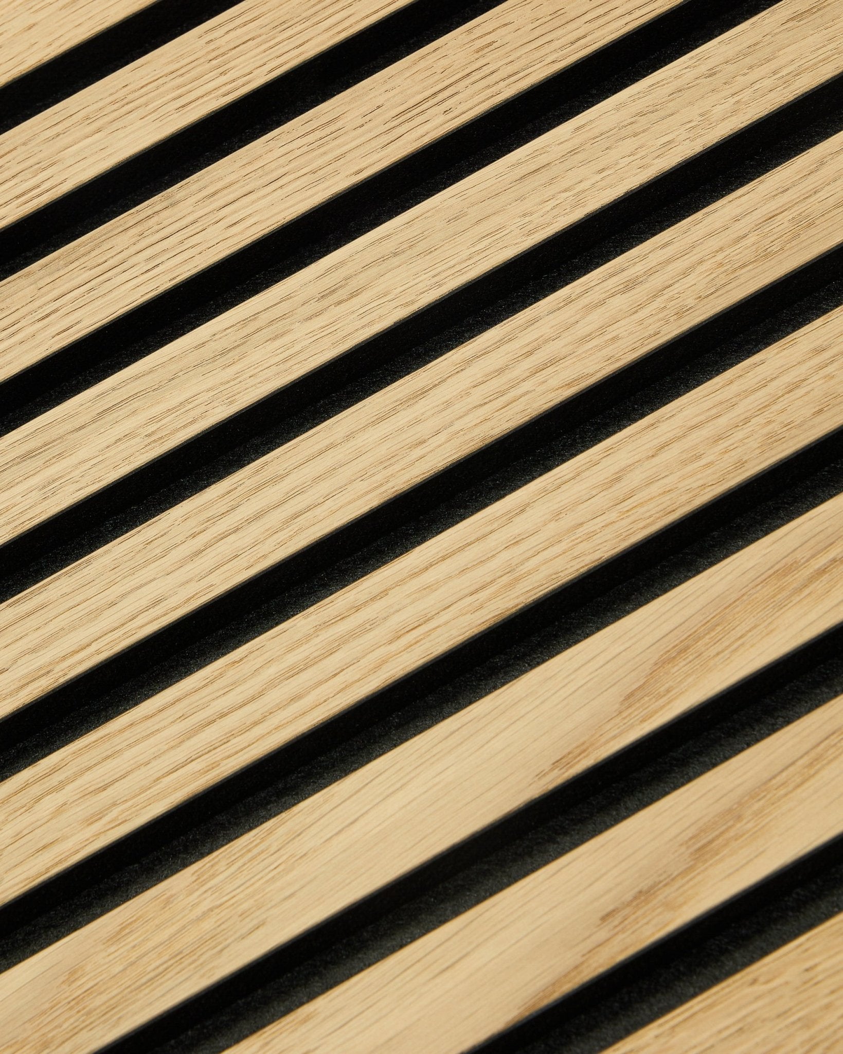 Imagem de perto do WoodUpp Original Akupanel Painel acústico com ripas Classic Oak, base em feltro black e MDF, com 300x60 cm, para interiores nórdicos modernos.