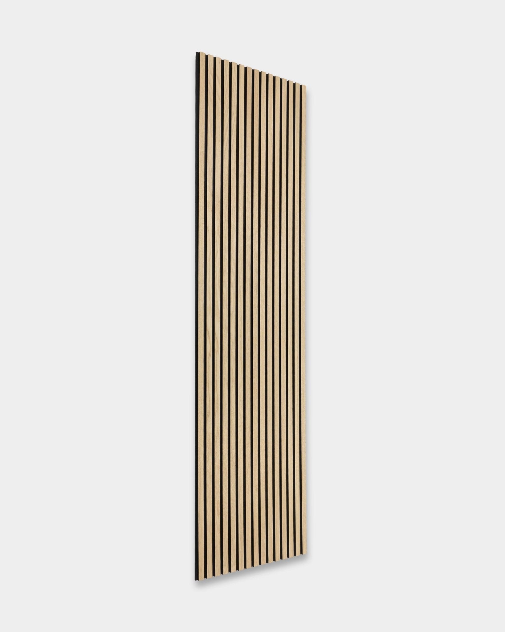 WoodUpp Original Akupanel em Classic Oak com base em feltro black e MDF black, design escandinavo, apresentado sobre um fundo liso cinzento-claro.