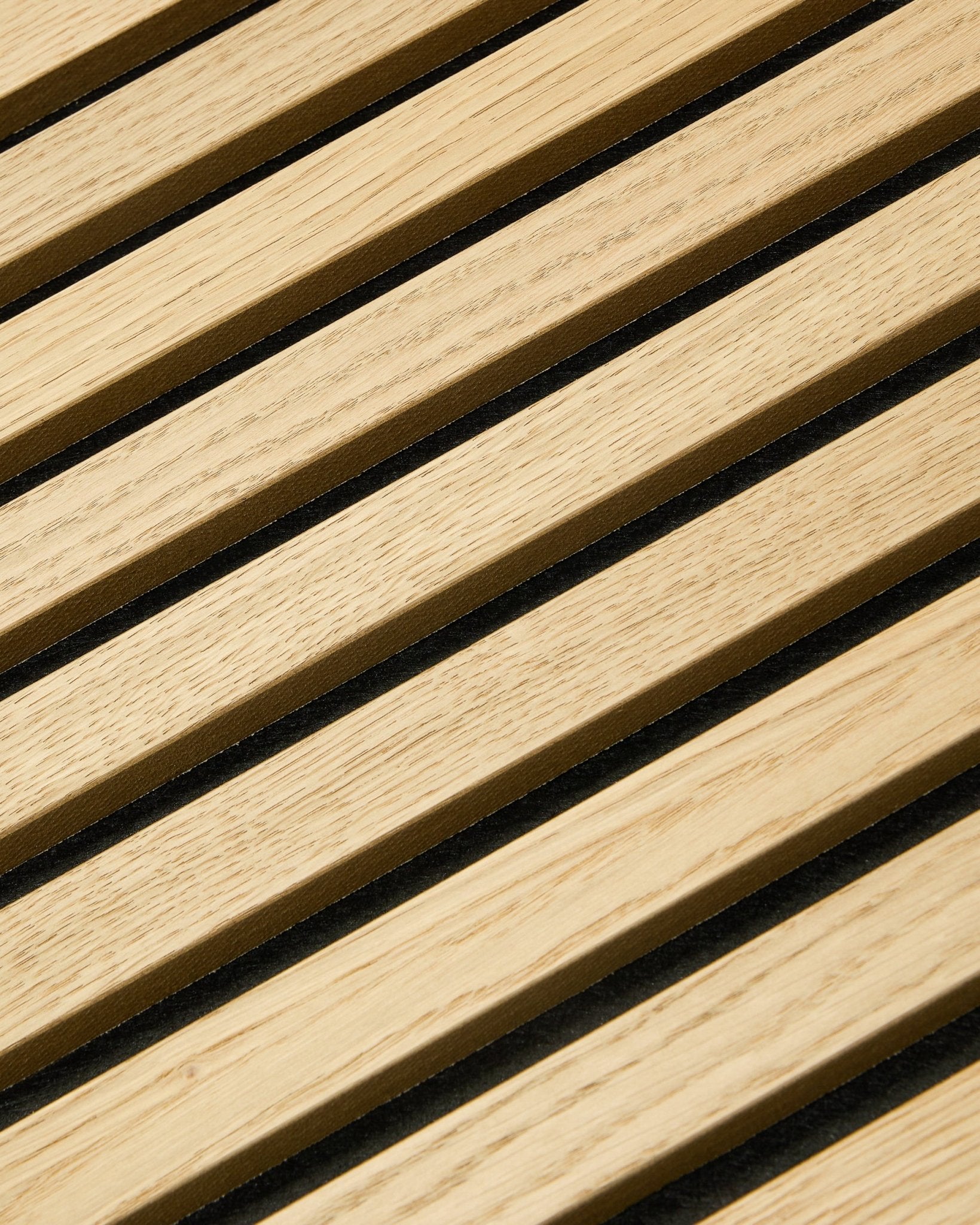 Grande plano do WoodUpp Akupixel Classic Oak Painel acústico, 60x60 cm, com intervalos em feltro black entre as ripas de carvalho num design nórdico às riscas.