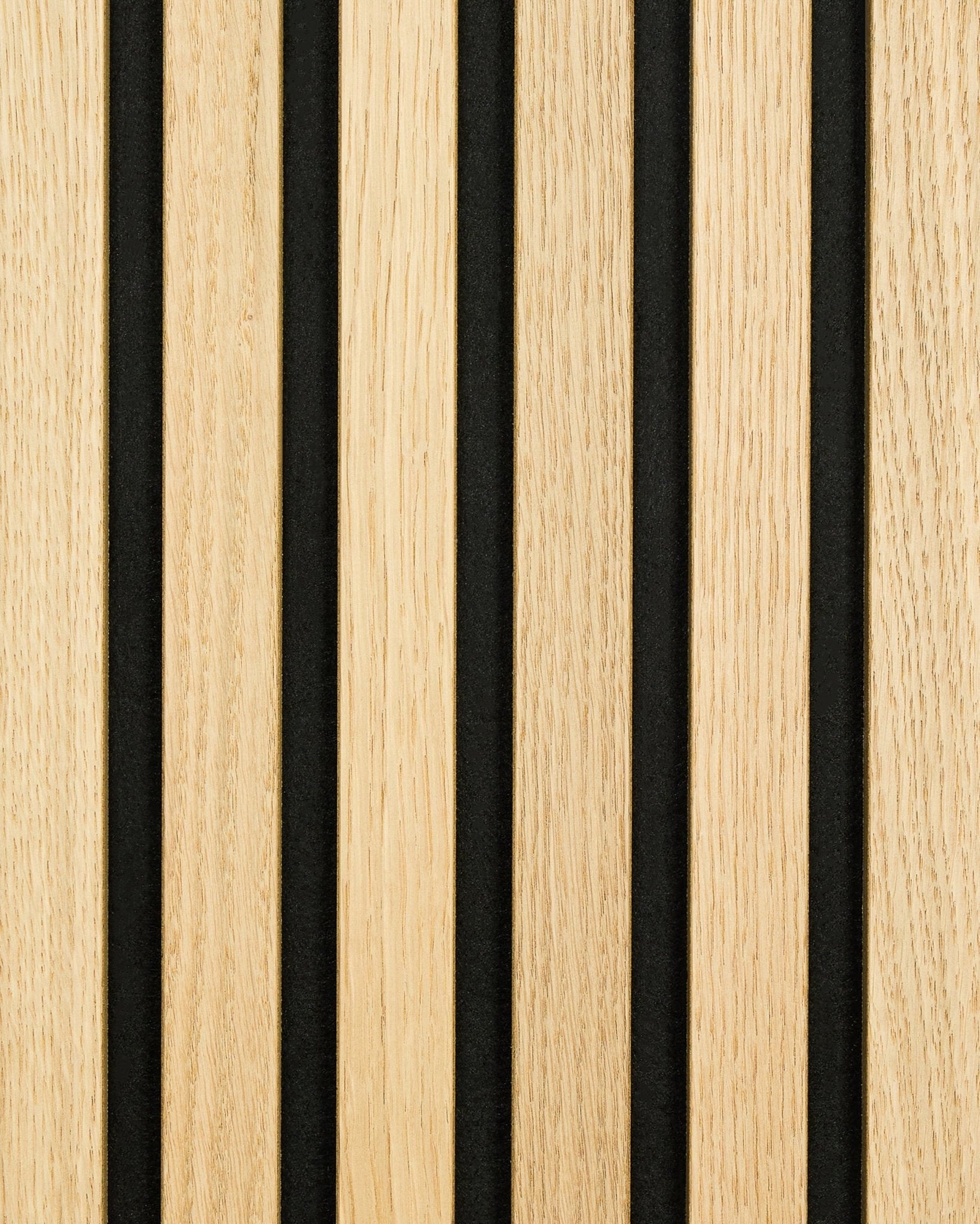 Akupanel Painel acústico em Carvalho Clássico com verso em feltro black, com ripas de madeira vertical e intervalos black para um design nórdico moderno e linear.