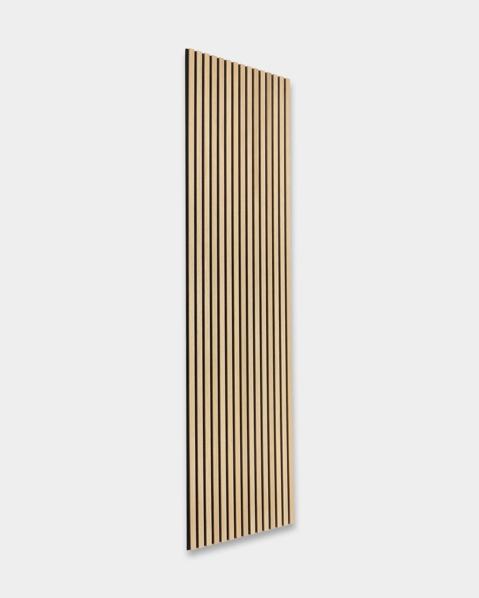 WoodUpp Original Akupanel Painel acústico em Carvalho Clássico com suporte em feltro black, 300x60 cm, com ripas vertical espaçadas de forma uniforme num design nórdico.
