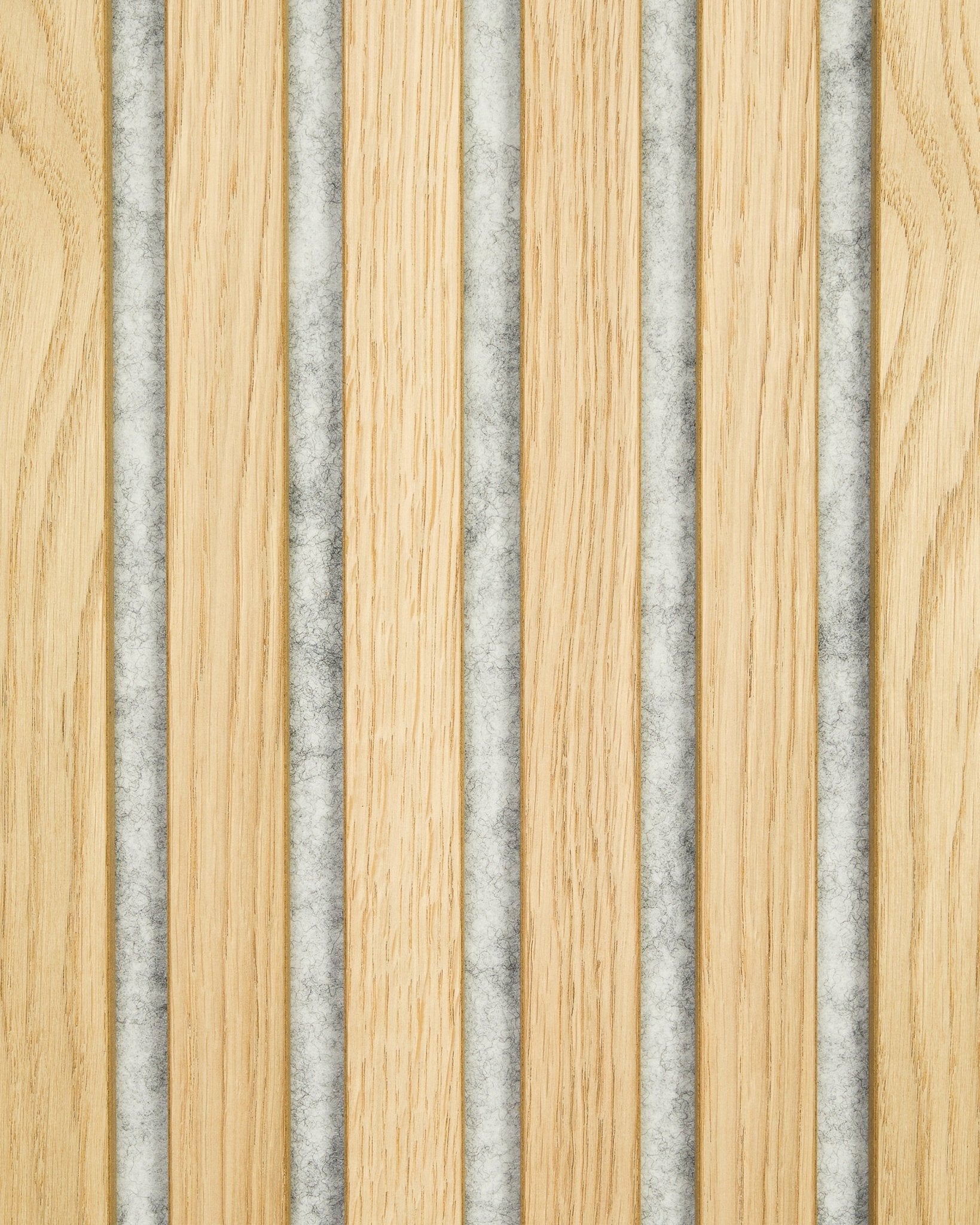 Amostra Akupanel da WoodUpp em Classic Oak, com ripas de madeira alternadas e painéis de feltro grey, que revela um design nórdico Painel acústico moderno e geométrico.
