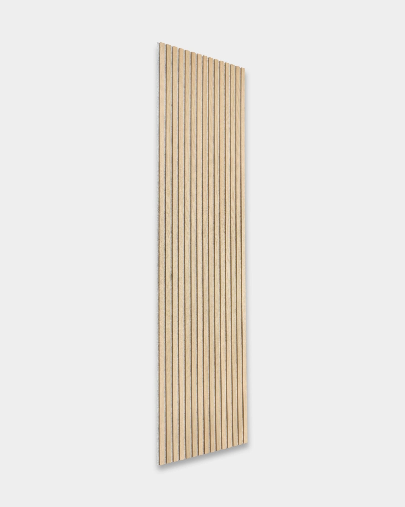 WoodUpp Akupanel Painel acústico em Carvalho Clássico com suporte em feltro Grey, 240x60 cm, apresenta ripas de madeira vertical para um design escandinavo minimalista.