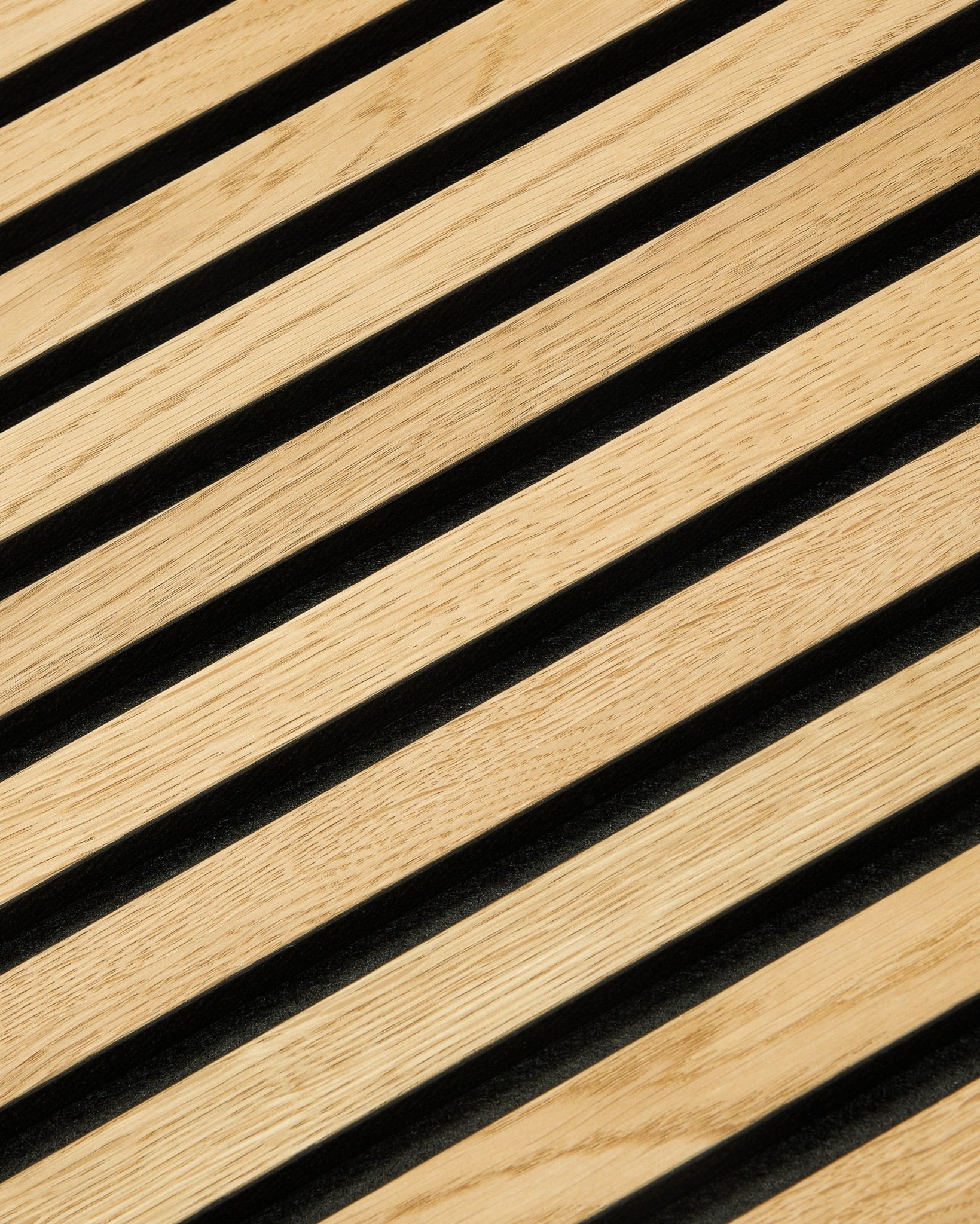 Grande plano do WoodUpp Akupixel Rustic Natural Oak Painel acústico, 60x60 cm, com um padrão geométrico nórdico moderno de linhas diagonais e espaços black.