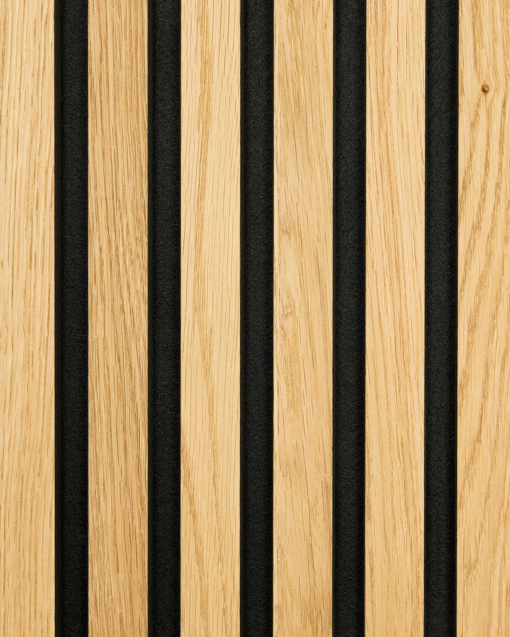 Grande plano da amostra WoodUpp Akupanel Rustic em Natural Oak, com ripas de madeira clara alternadas com ranhuras acústicas em black para absorção sonora.
