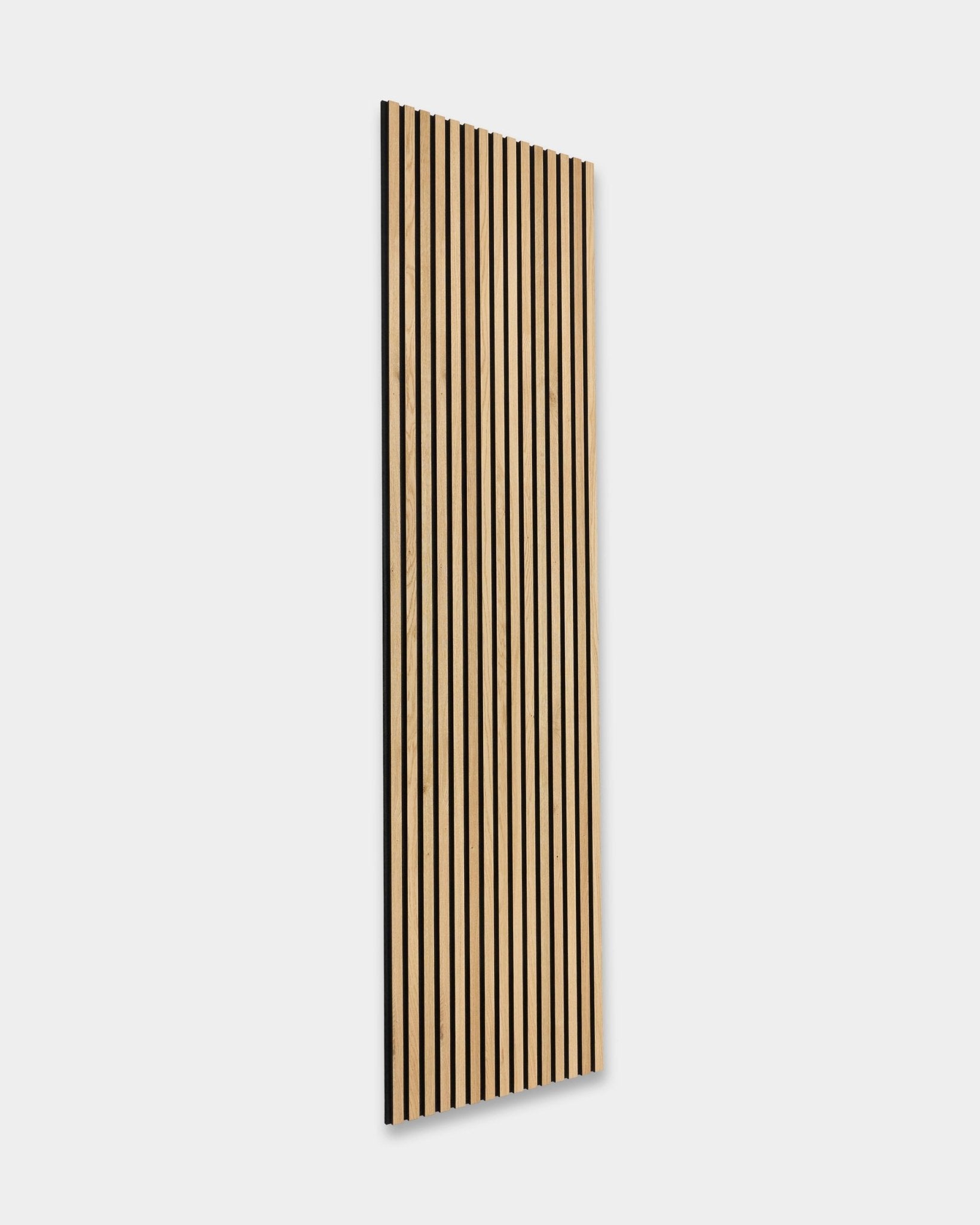 O Rustic Akupanel em Natural Oak (300x60 cm), da WoodUpp, está inclinado para a direita sobre um fundo cinzento-claro, destacando o design nórdico Painel acústico.