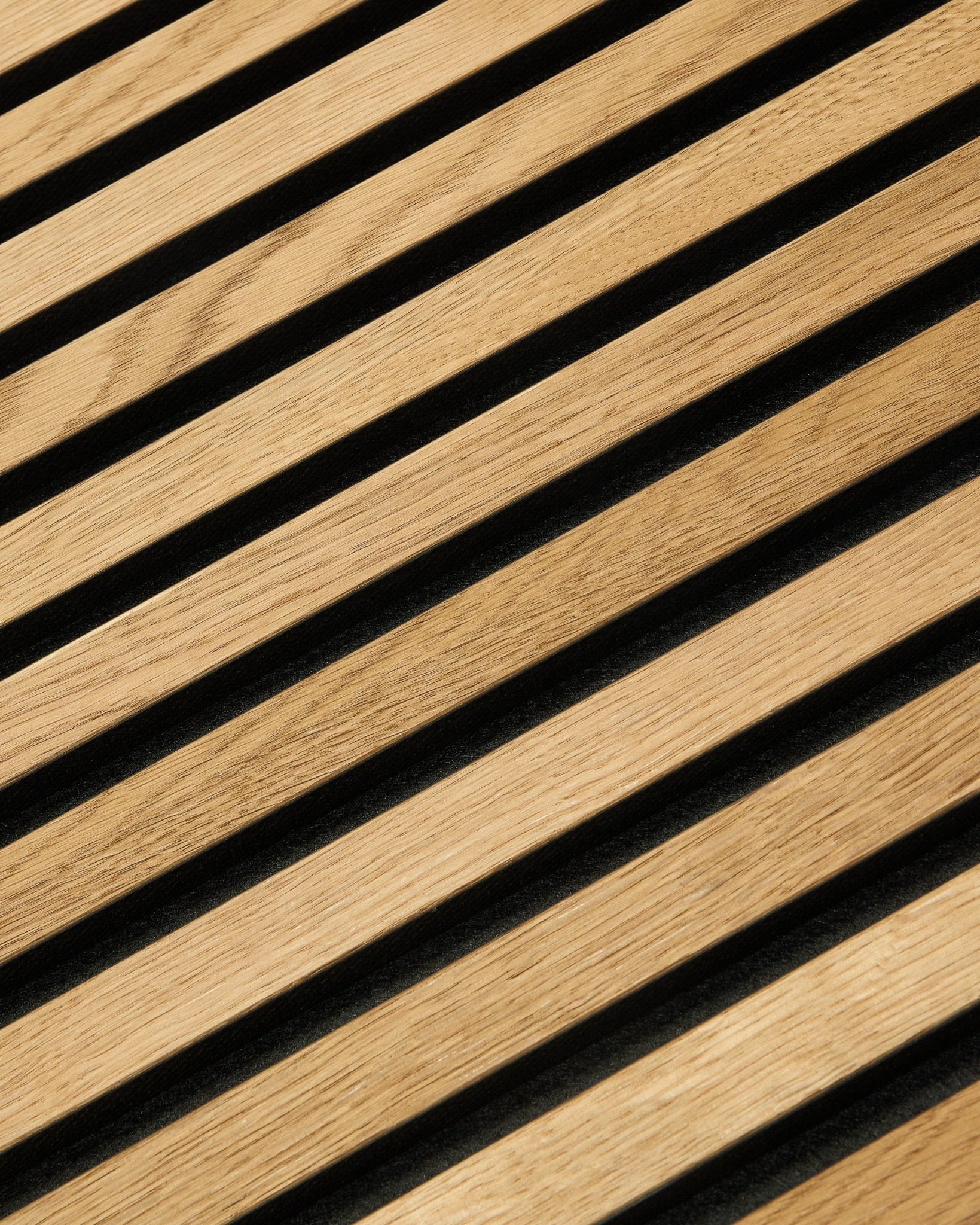 Close-up do painel acústico ripado Rustic Akupanel em Brown Oak (240 x 60 cm) da WoodUpp, destacando o design escandinavo moderno e a textura das ripas de madeira.