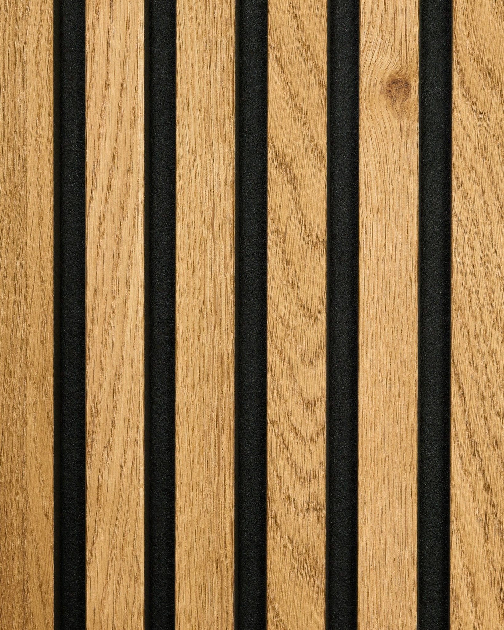 O Akupanel da WoodUpp em carvalho Rustic Brown apresenta ripas de madeira vertical alternadas com painéis black, criando um design às riscas Painel acústico.