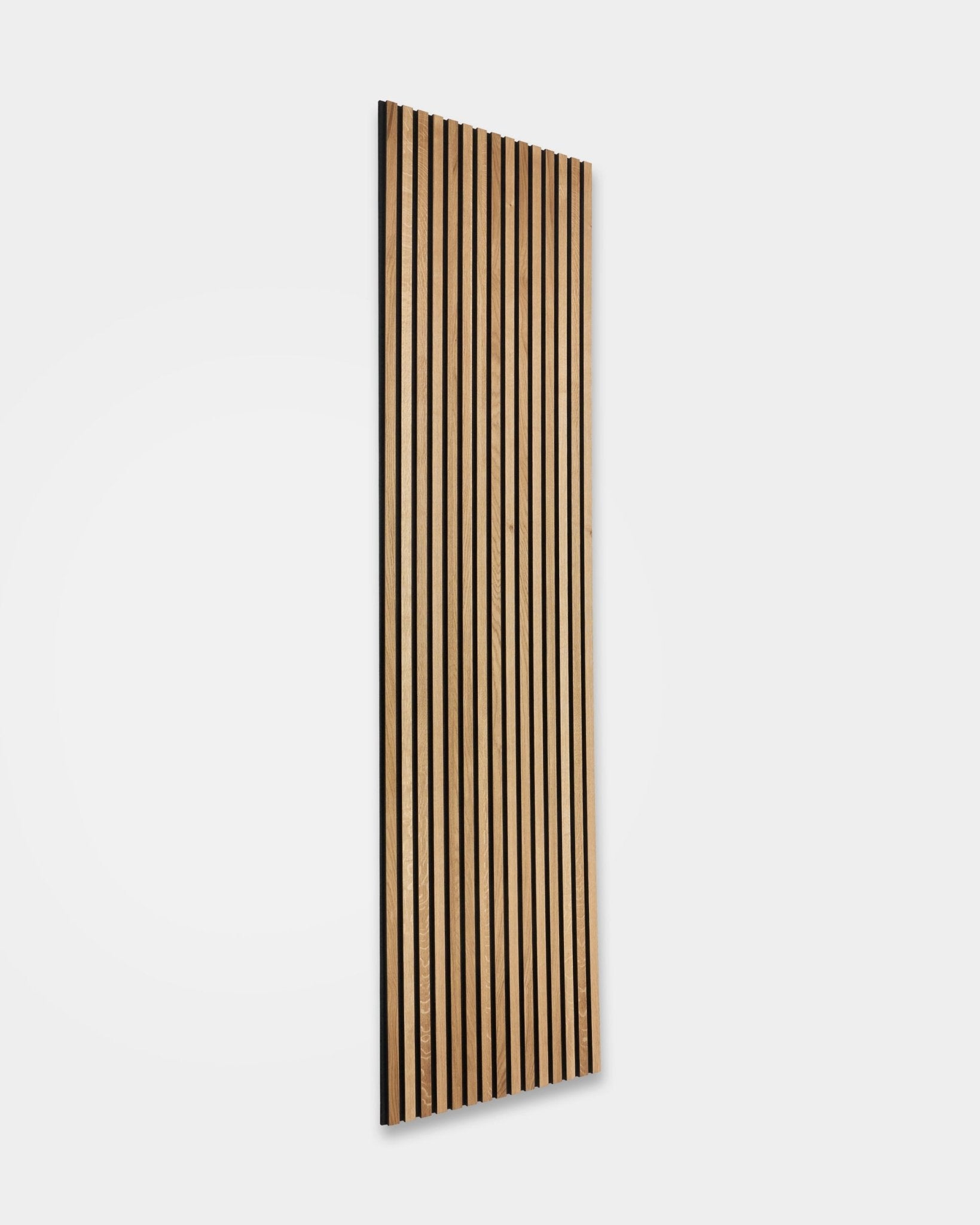 WoodUpp Akupanel Rustic em carvalho Brown (240 x 60 cm) com ripas de madeira vertical e espaços acústicos escuros, instalado numa parede branca lisa para controlo sonoro nórdico.