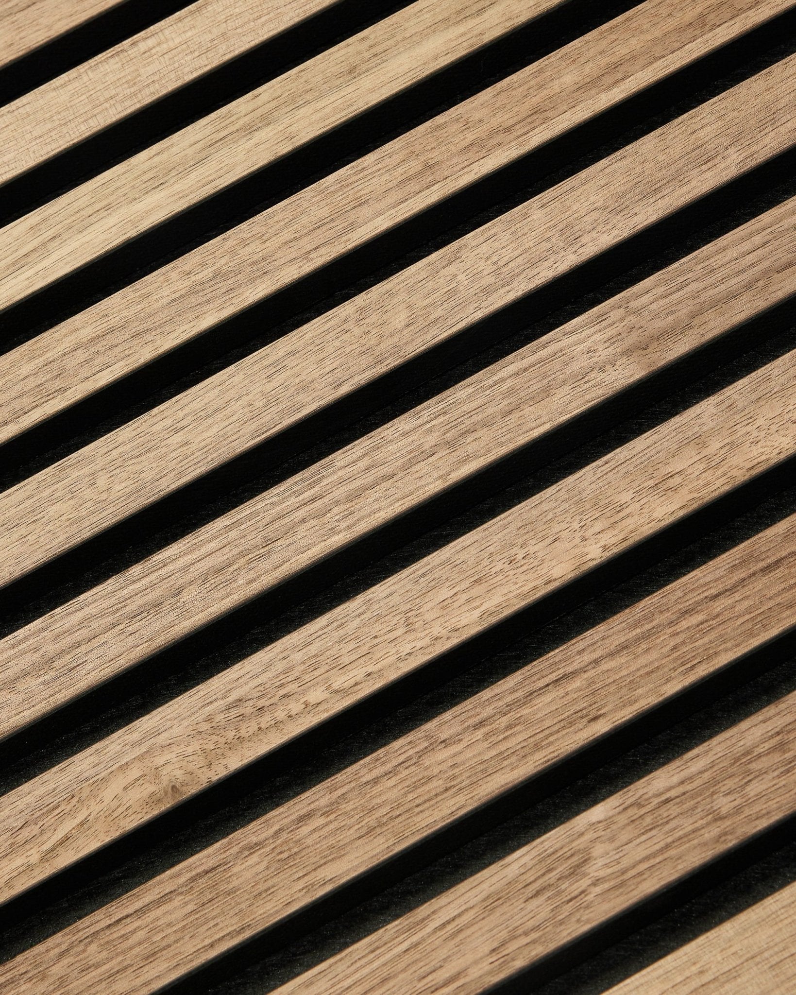 Plano aproximado do WoodUpp Akupixel Walnut Painel acústico (60x60 cm), com ripas de madeira em diagonal, design escandinavo minimalista e acabamento quente em nogueira.