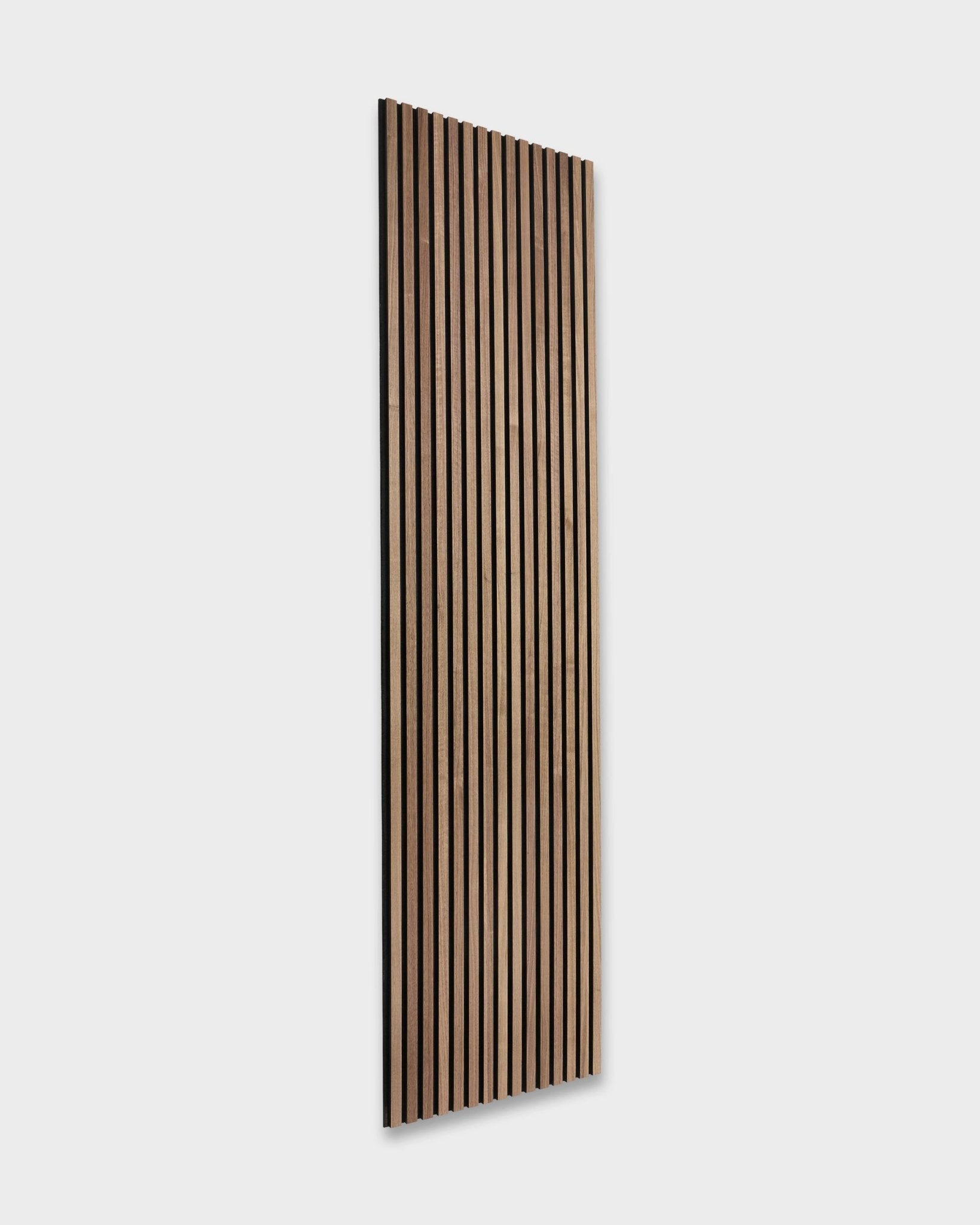 WoodUpp Akupanel Painel acústico em nogueira, 300 x 60 cm; design retangular ripado de estilo nórdico com tiras de madeira vertical sobre uma base de feltro cinzento-claro.