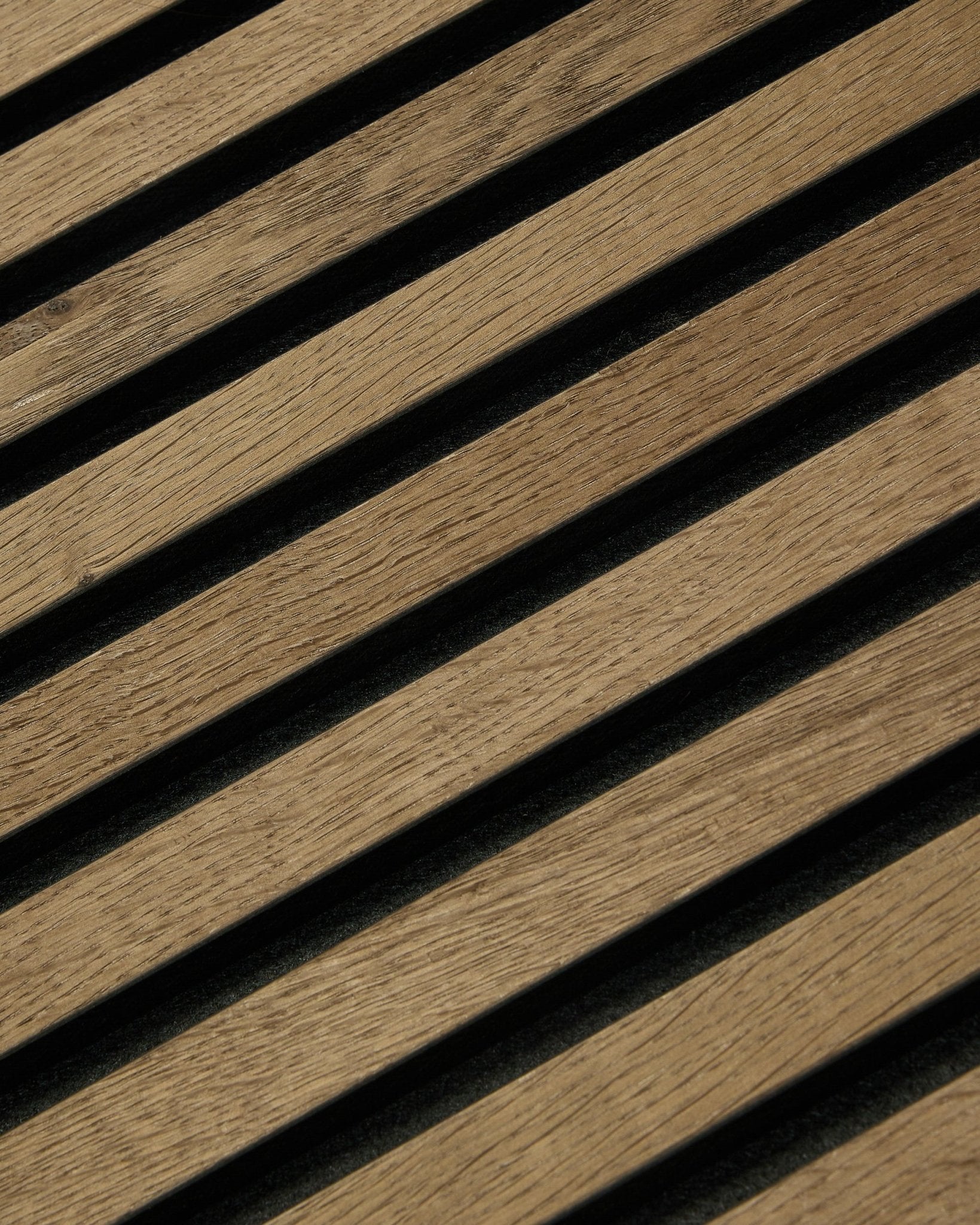 Ripas de madeira na diagonal com espaços escuros formam riscas num Painel acústico Rustic Akupixel Grey Oak de 60x60 cm da WoodUpp, com um design escandinavo moderno.