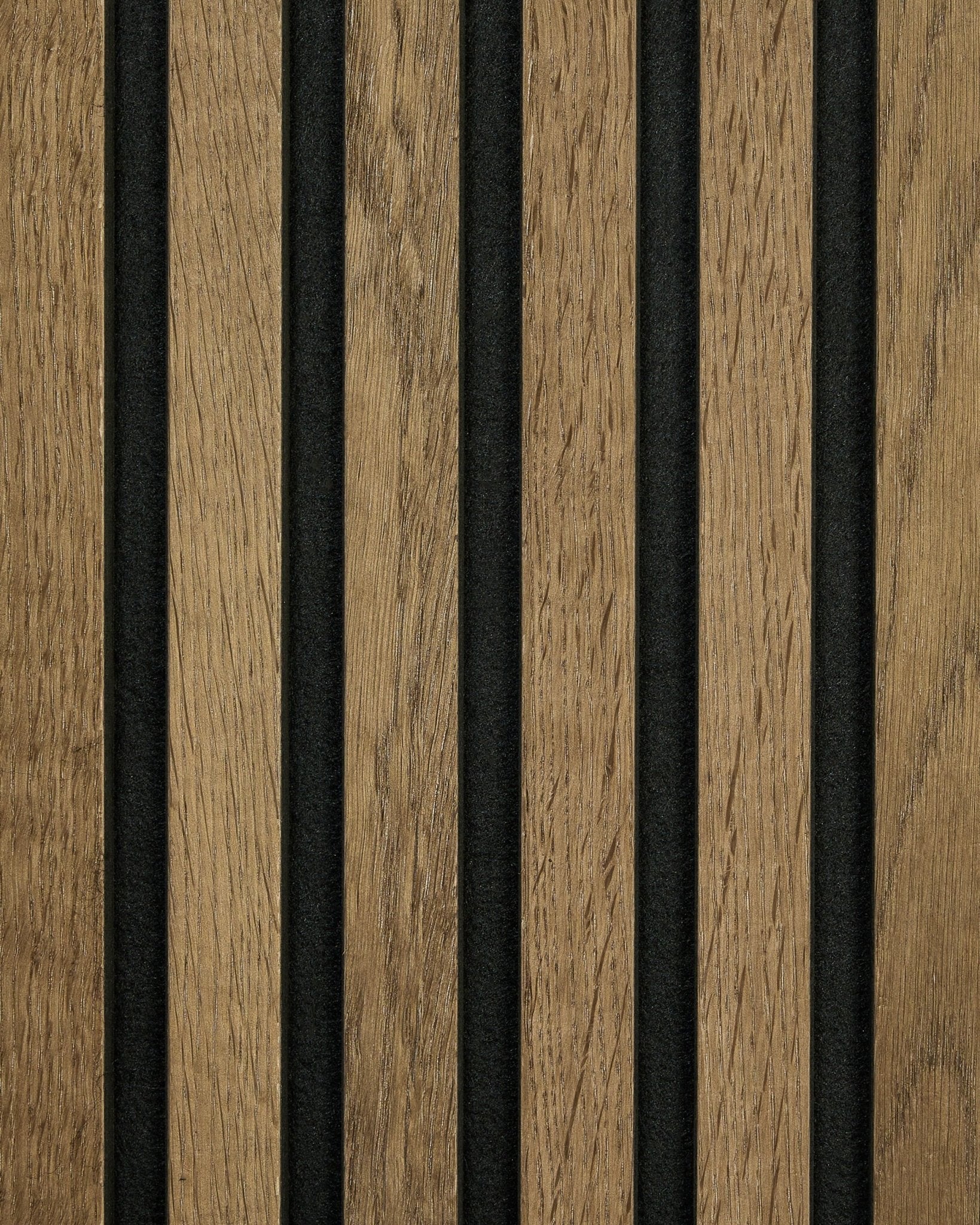 Imagem aproximada da amostra Rustic da WoodUpp Akupanel em Grey Oak, com ripas acústicas vertical e tiras de feltro black para um apontamento de parede nórdico e moderno.