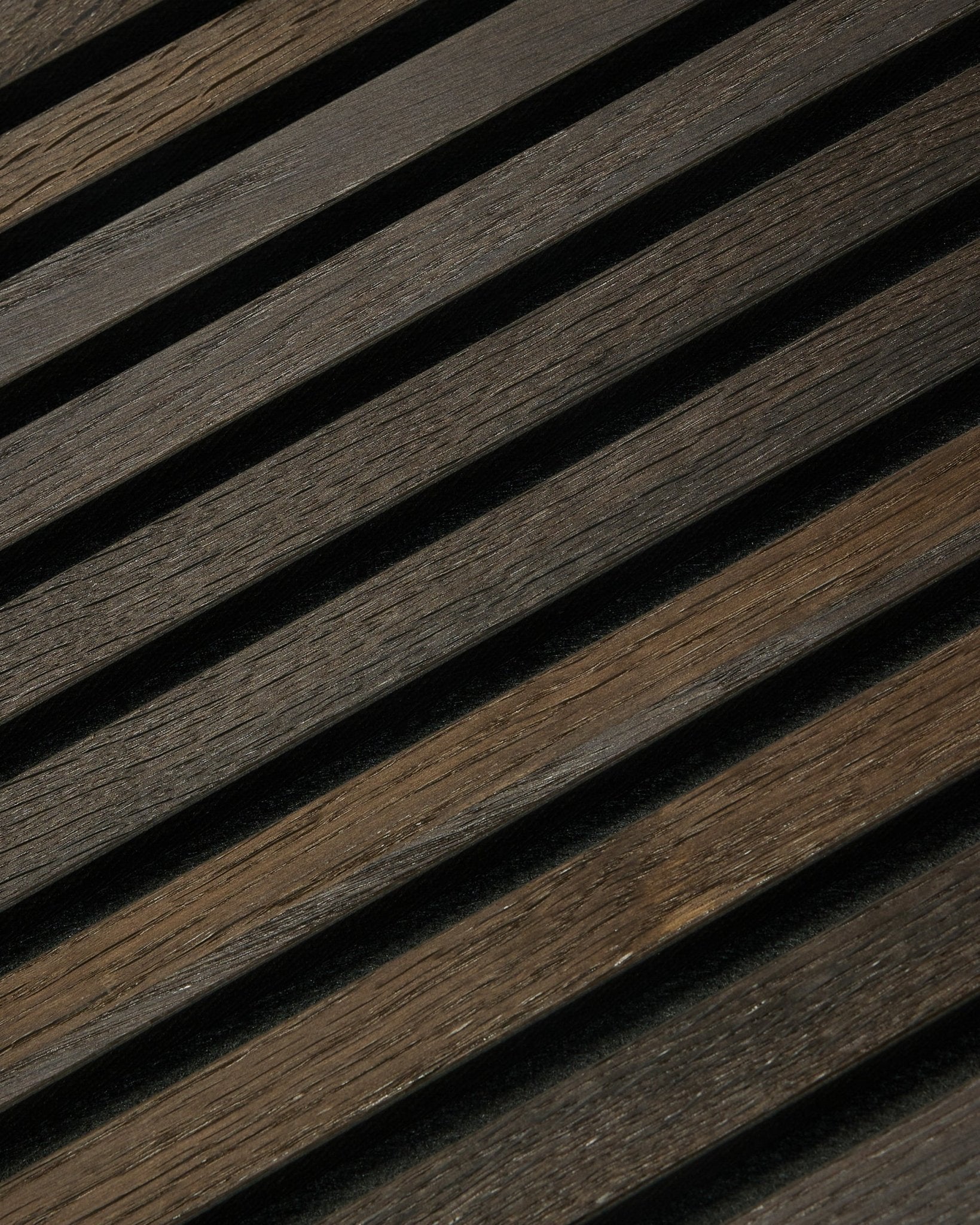 Grande plano do painel WoodUpp Rustic Akupanel Painel acústico em Smoked Oak (300x60cm), mostrando o grão da madeira visível, um estilo nórdico minimalista e um padrão linear de sombras.