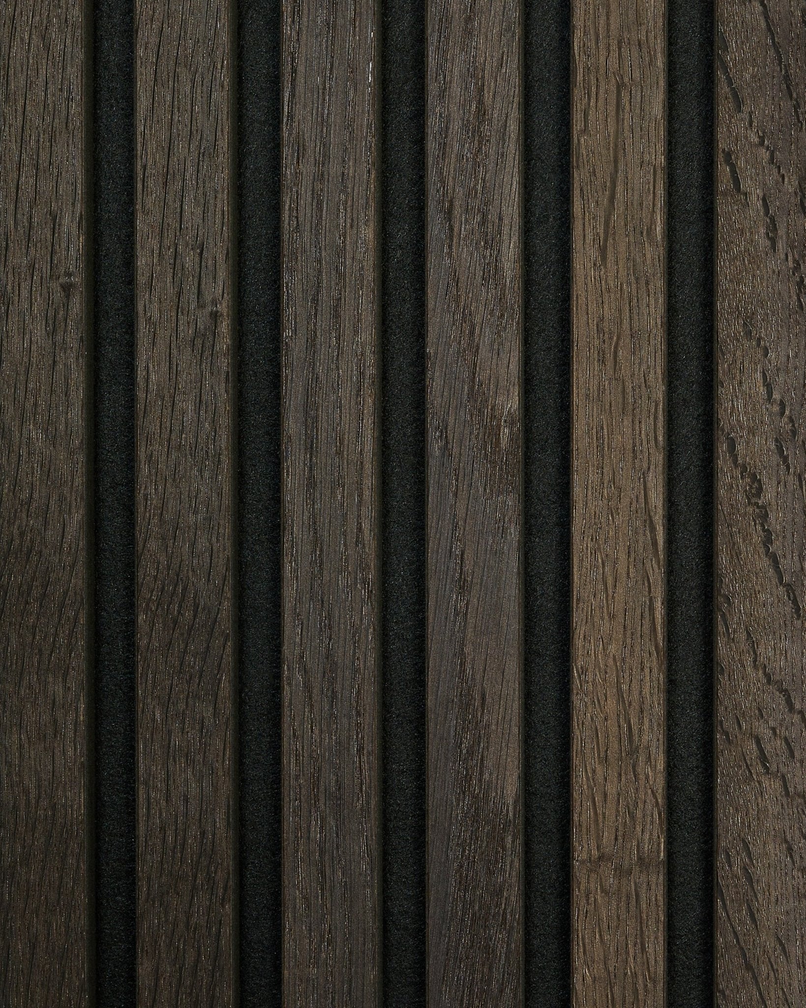 Plano aproximado da amostra Rustic da WoodUpp Akupanel em Smoked Oak, com ripas acústicas vertical em tons claros e escuros de brown, com intervalos estreitos em black.