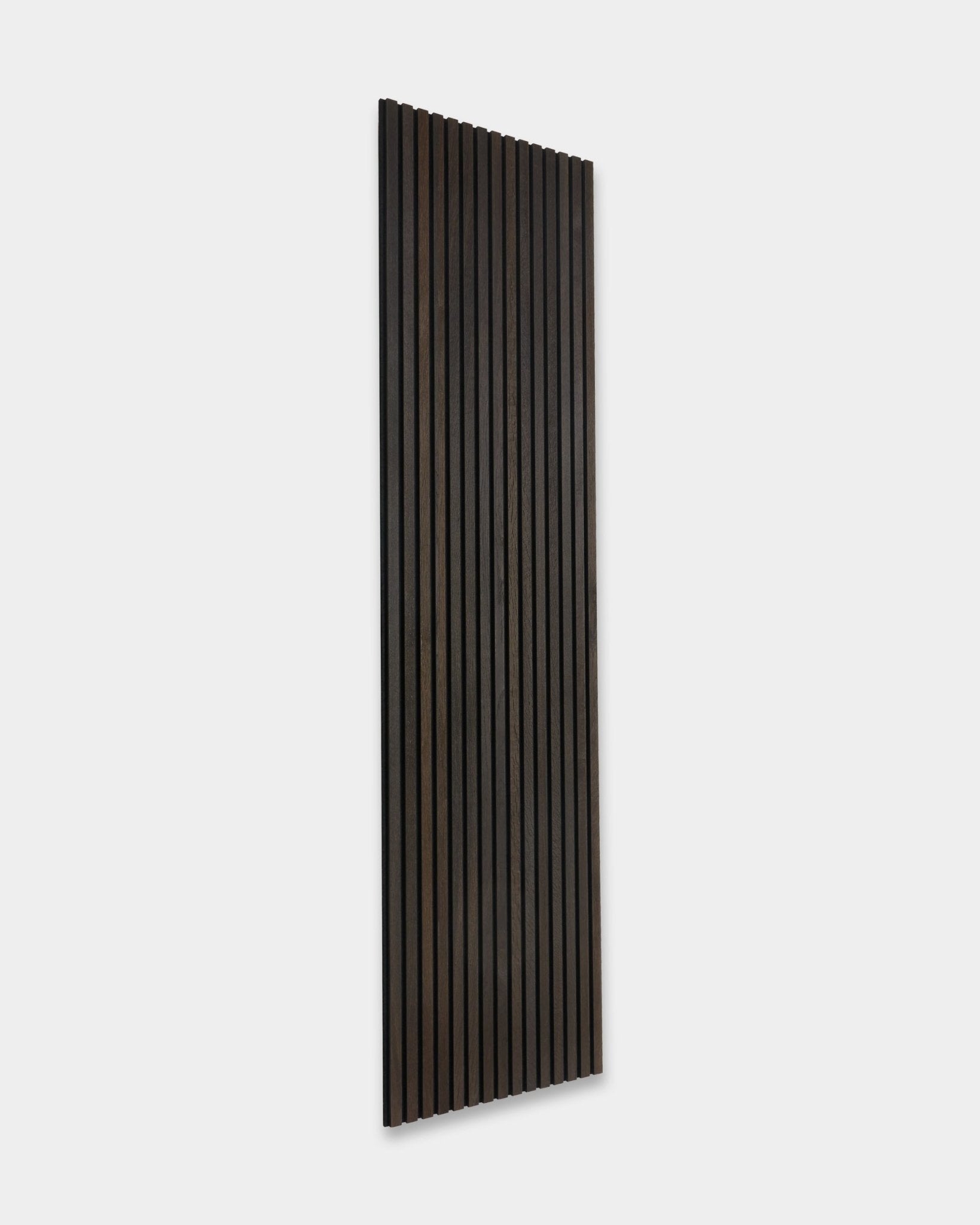 O WoodUpp Akupanel Painel acústico em Smoked Oak, 300x60 cm, apresenta ripas de madeira vertical e um design escandinavo minimalista sobre um fundo claro.
