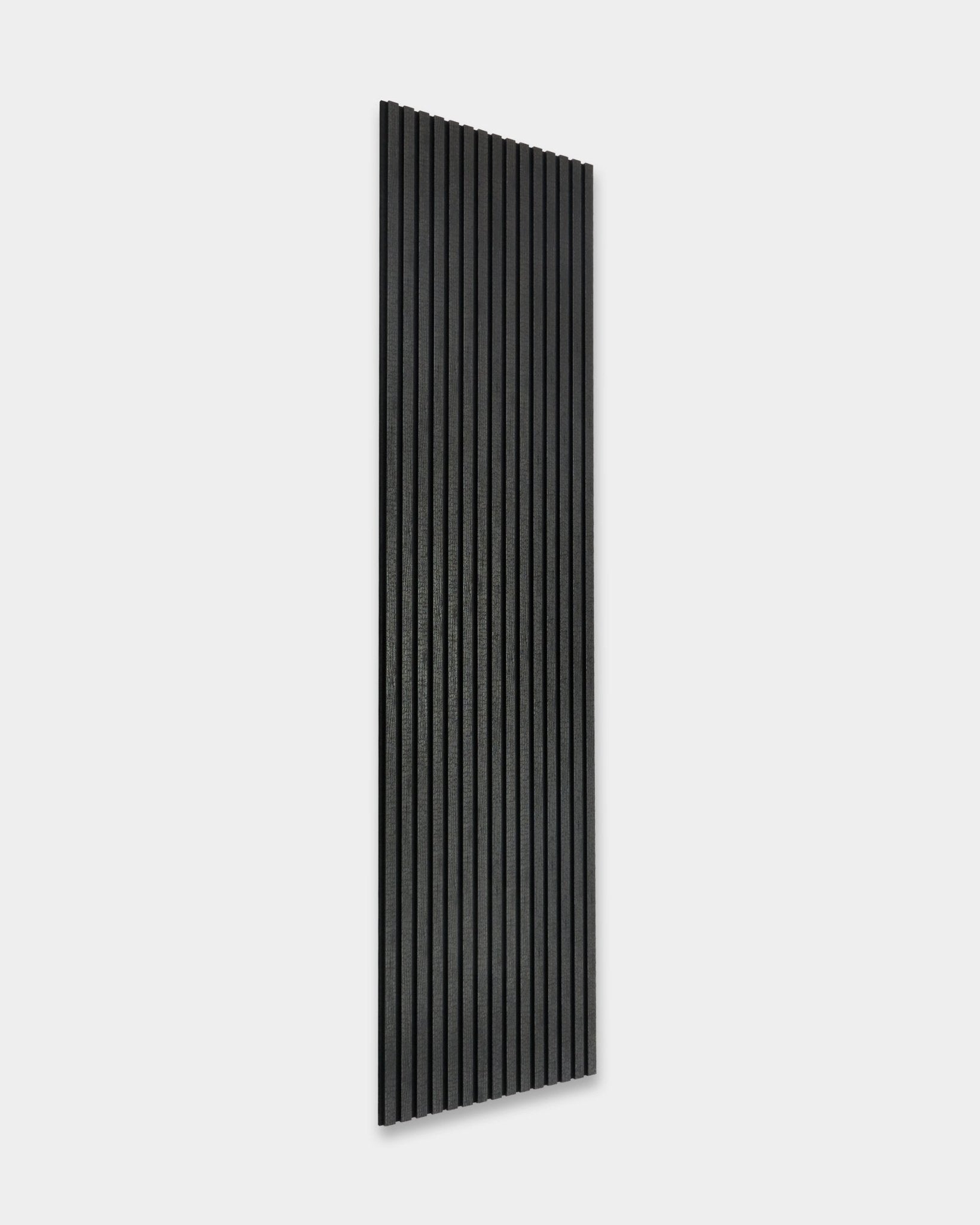 O Rebel Akupanel da WoodUpp em Charcoal (240x60 cm), um Painel acústico nórdico com ranhuras vertical, apresentado sobre um fundo cinzento-claro.