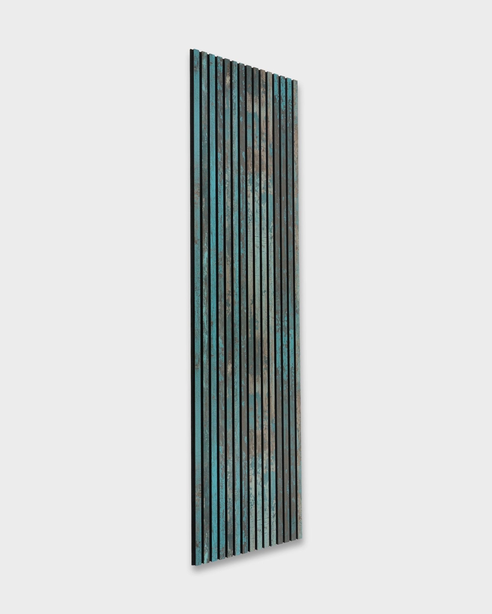 WoodUpp Akupanel Rebel em Azul Óxido (240x60 cm), um Painel acústico nórdico com lamelas de madeira vertical em azul, verde e brown.