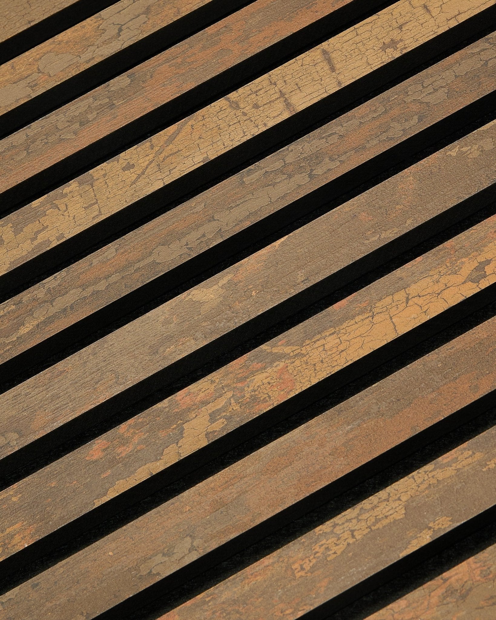 Pormenor do WoodUpp Rebel Akupanel em Oxide Copper, 240x60 cm, mostrando o design linear ripado Painel acústico com intervalos estreitos para uma melhor absorção sonora.