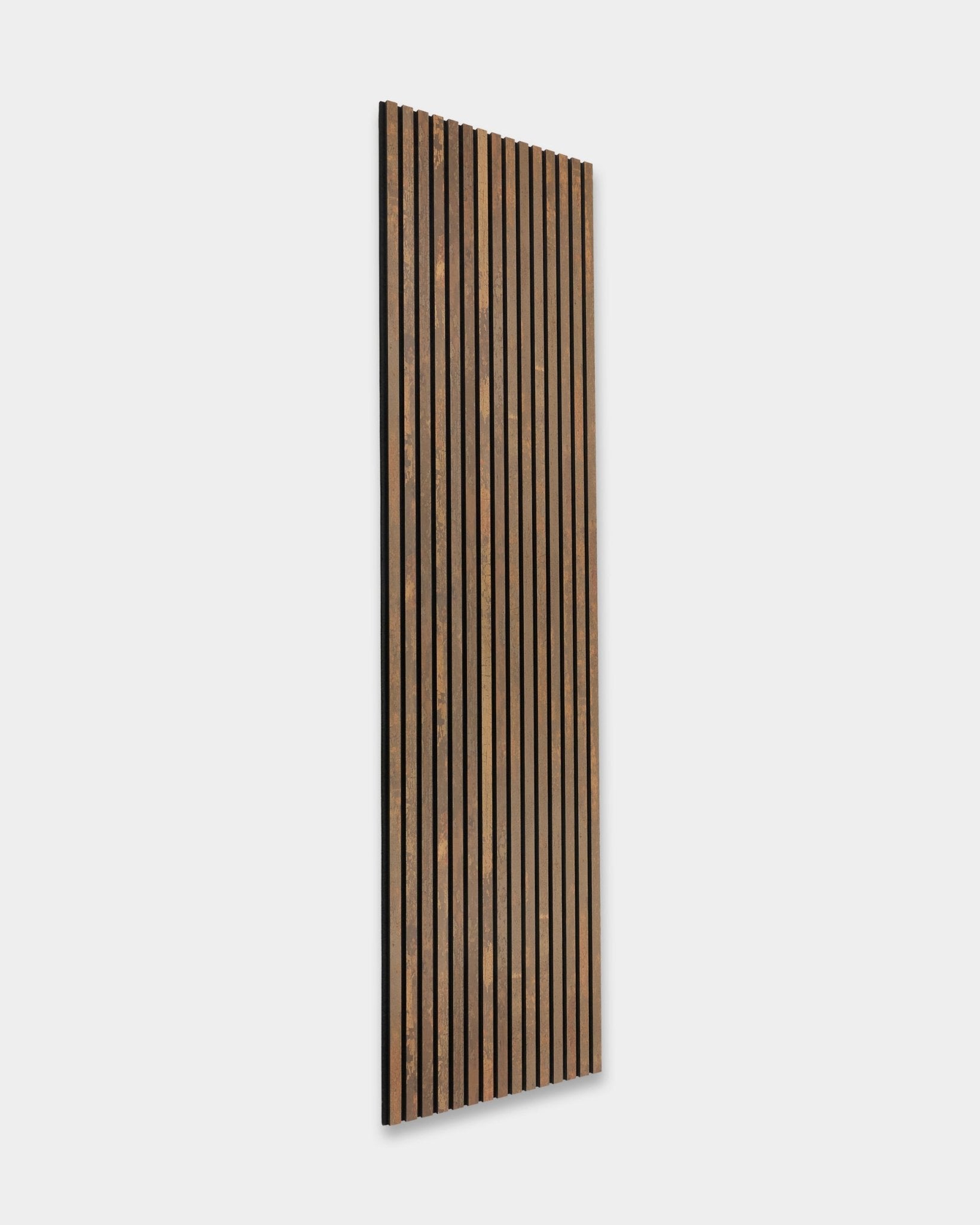 O Rebel Akupanel em Oxide Copper, 240x60 cm da WoodUpp, Painel acústico com design ripado sobre um fundo liso cinzento-claro.