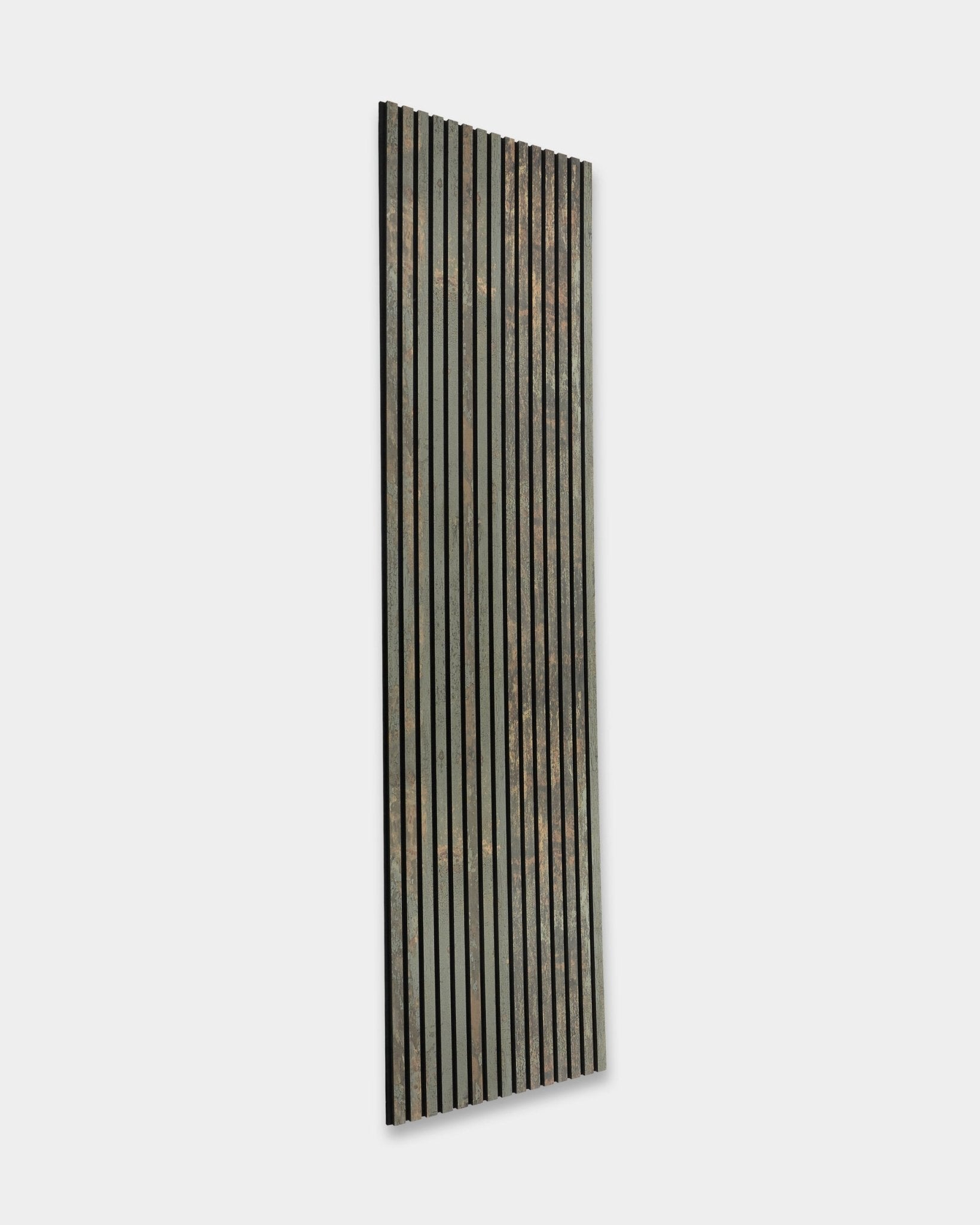 Rebel Akupanel em Oxide Grey da WoodUpp é um Painel acústico de 240x60 cm com vertical black e ripas cinzentas, concebido para absorção sonora e um aspeto rústico e envelhecido.