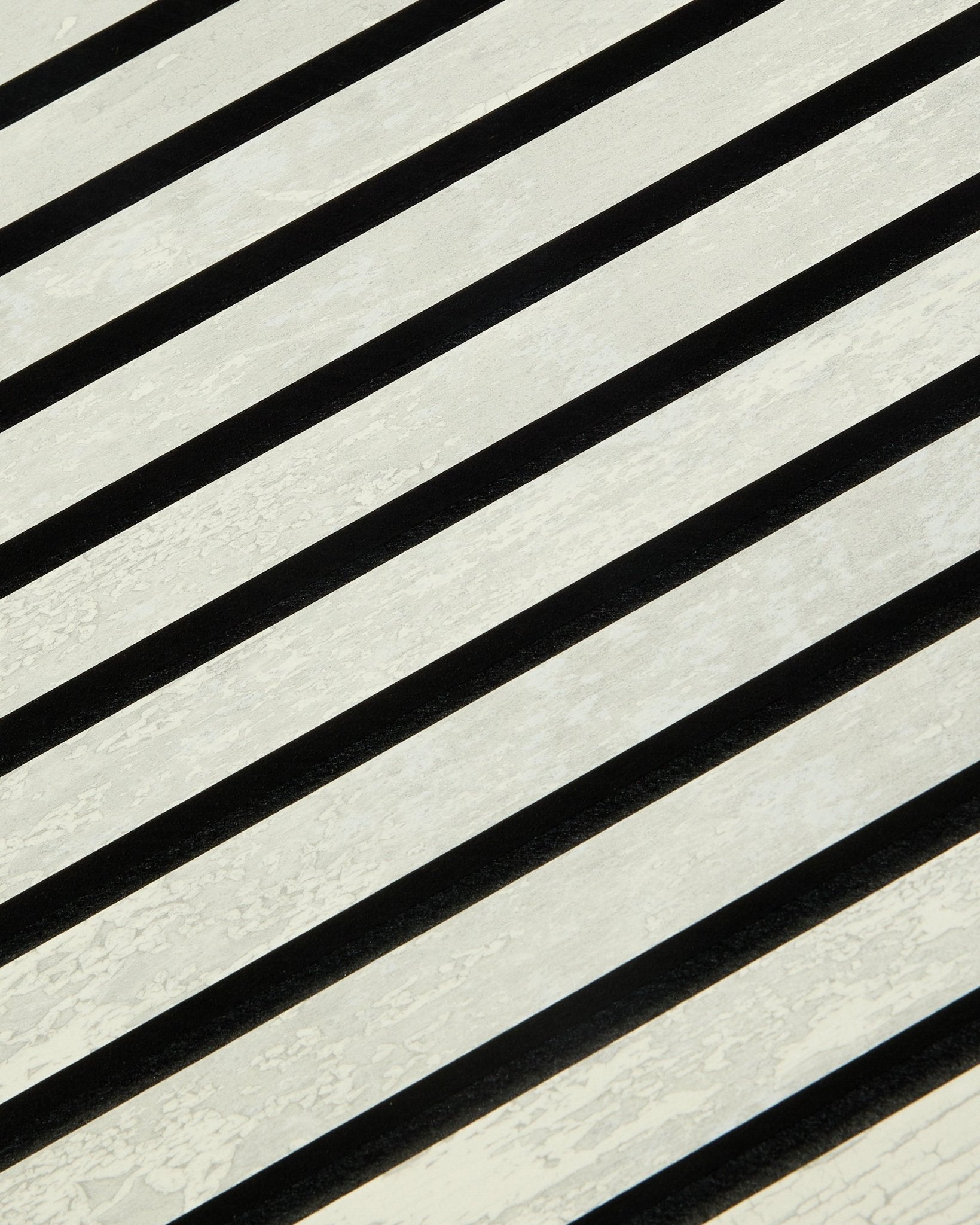 Akupanel Painel acústico da WoodUpp em Oxide White apresenta black e riscas diagonais brancas com uma textura ripada. Dimensões: 240 x 60 cm. Design nórdico.
