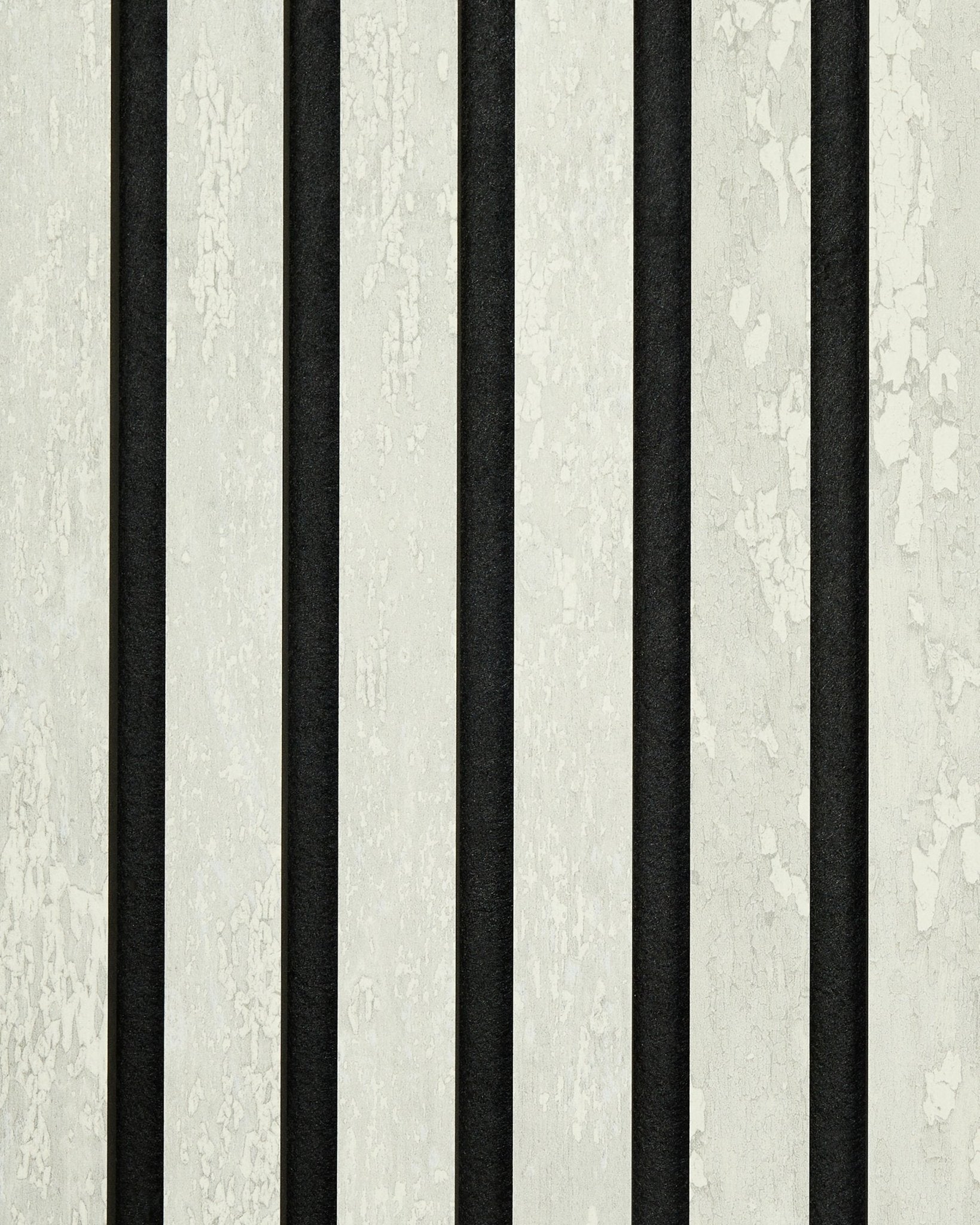 Amostra Akupanel em Rebel | White Oxide da WoodUpp, com um padrão black marcante e riscas texturadas em branco sujo com um aspeto de tinta envelhecida e descascada.