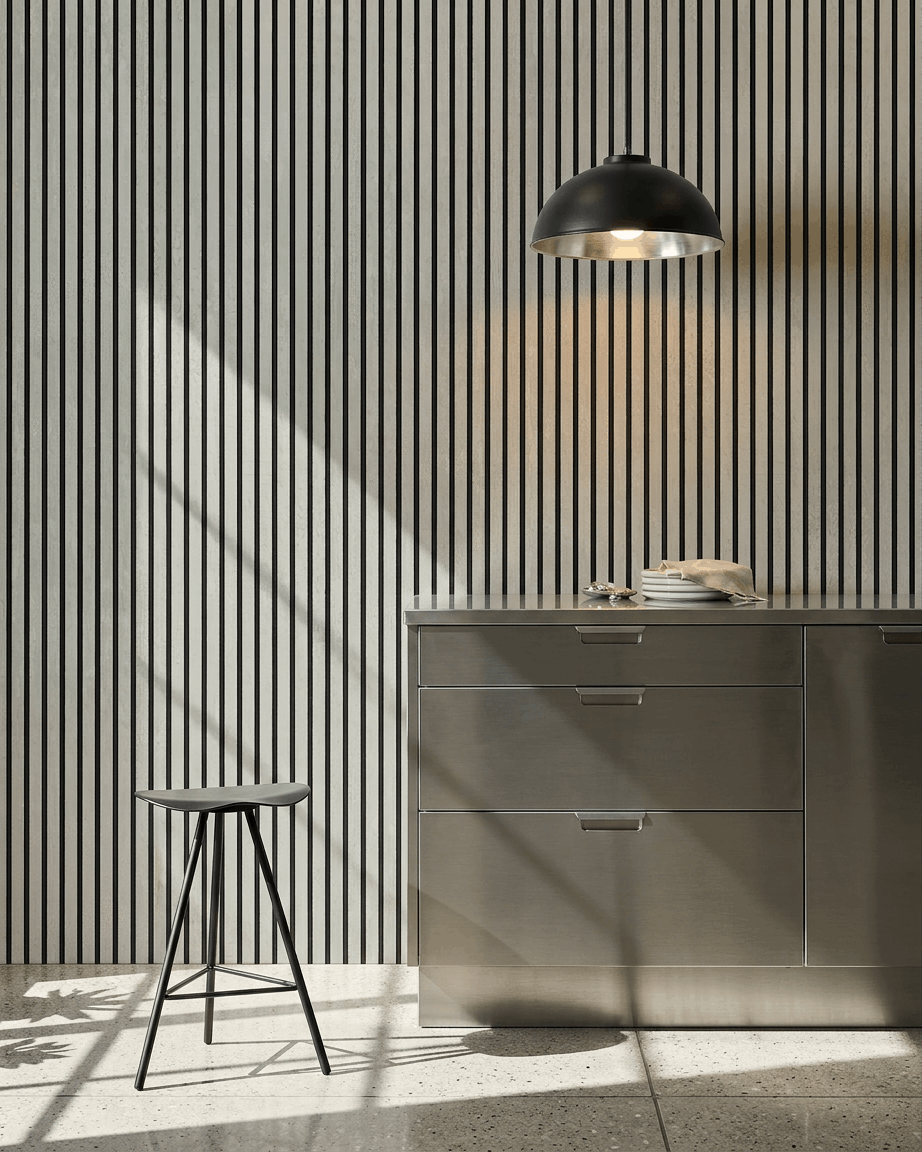 Cozinha minimalista com um painel WoodUpp Akupanel Painel acústico em Oxide White com feltro Black, 240x60 cm, como elemento de parede ripada vertical.