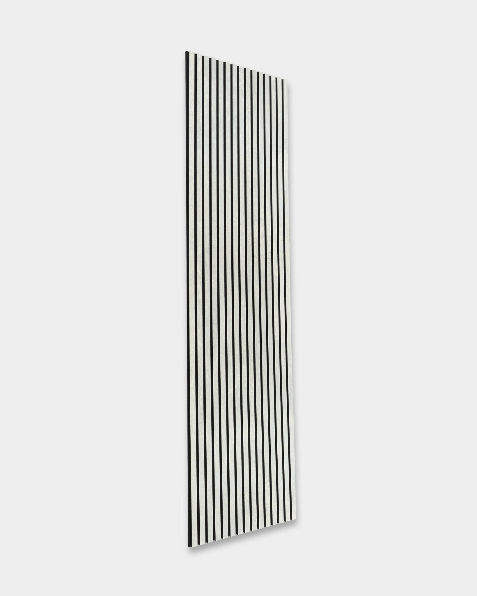 WoodUpp Rebel Akupanel em Oxide White (240 x 60 cm) com ripas vertical black, melhorando a acústica da divisão sobre um fundo cinzento-claro. Design nórdico minimalista.