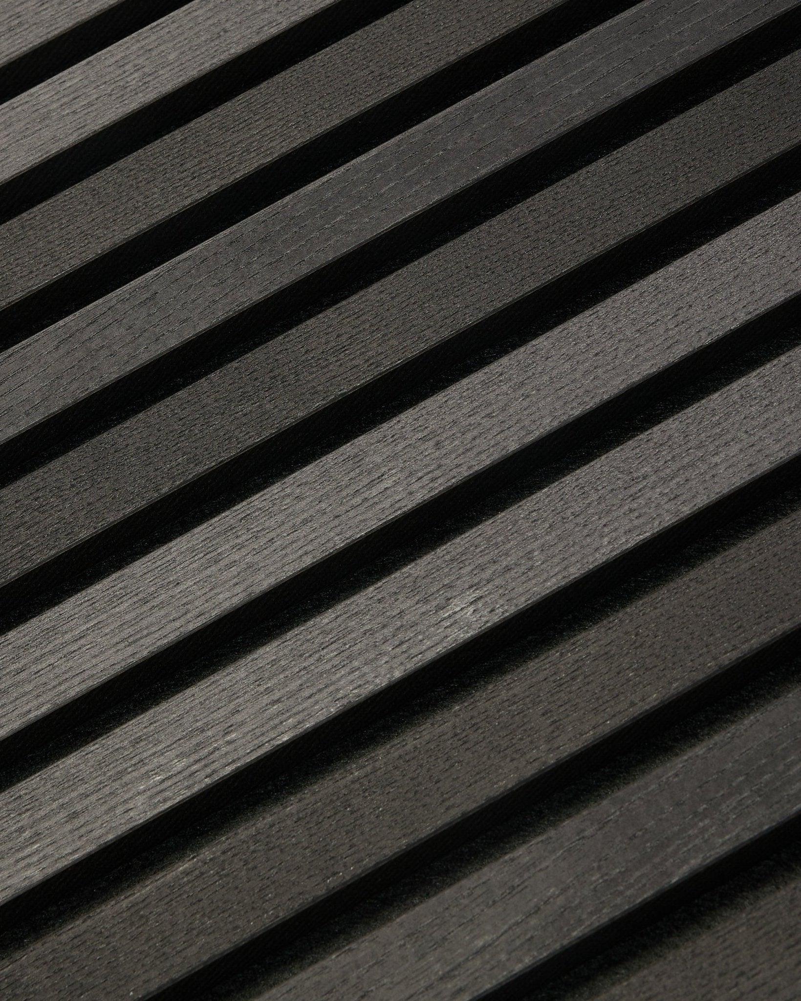 Tonal Akupanel em Black Ash (300 x 60 cm) da WoodUpp, um Painel acústico diagonal escuro com ripas texturadas de inspiração escandinava para paredes interiores.