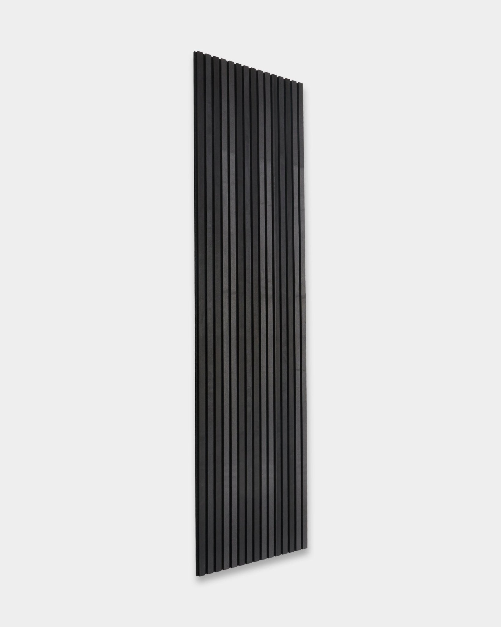 WoodUpp Akupanel Black Freixo, painel acústico em madeira de 240x60 cm com vertical ripas escandinavas, apresentado sobre um fundo cinzento-claro.