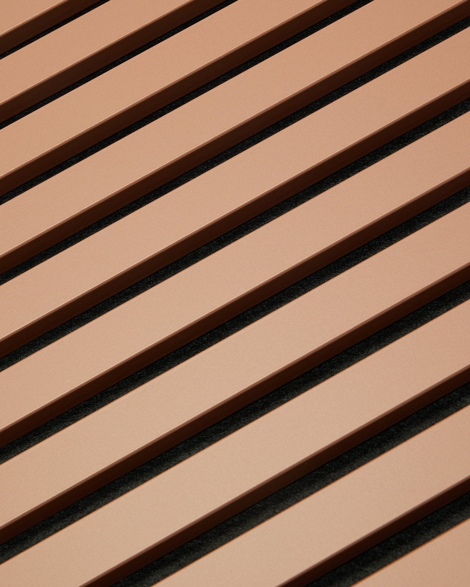Ripas diagonais brown e black formam um padrão às riscas num Hue | Akupanel / Clay Painel acústico de 240 x 60 cm da WoodUpp, refletindo o design nórdico.