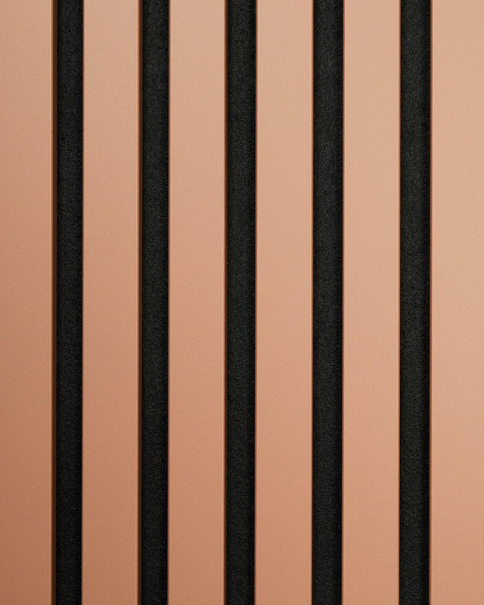 O Hue | Sample / Clay da WoodUpp apresenta vertical painéis acústicos claros brown e black num padrão minimalista às riscas, destacando o design nórdico.