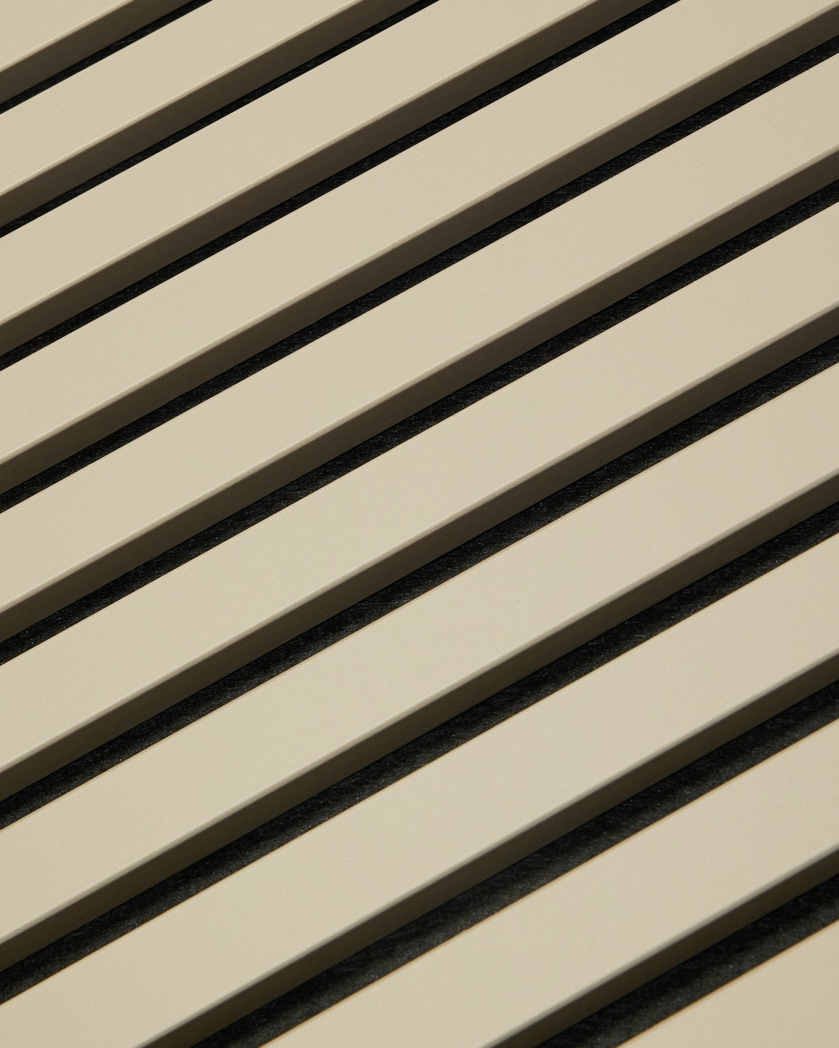 Hue Akupanel / Stone da WoodUpp, um(a) beige Painel acústico com padrão geométrico de ripas, 240 x 60 cm, concebido para melhorar a acústica em espaços interiores.
