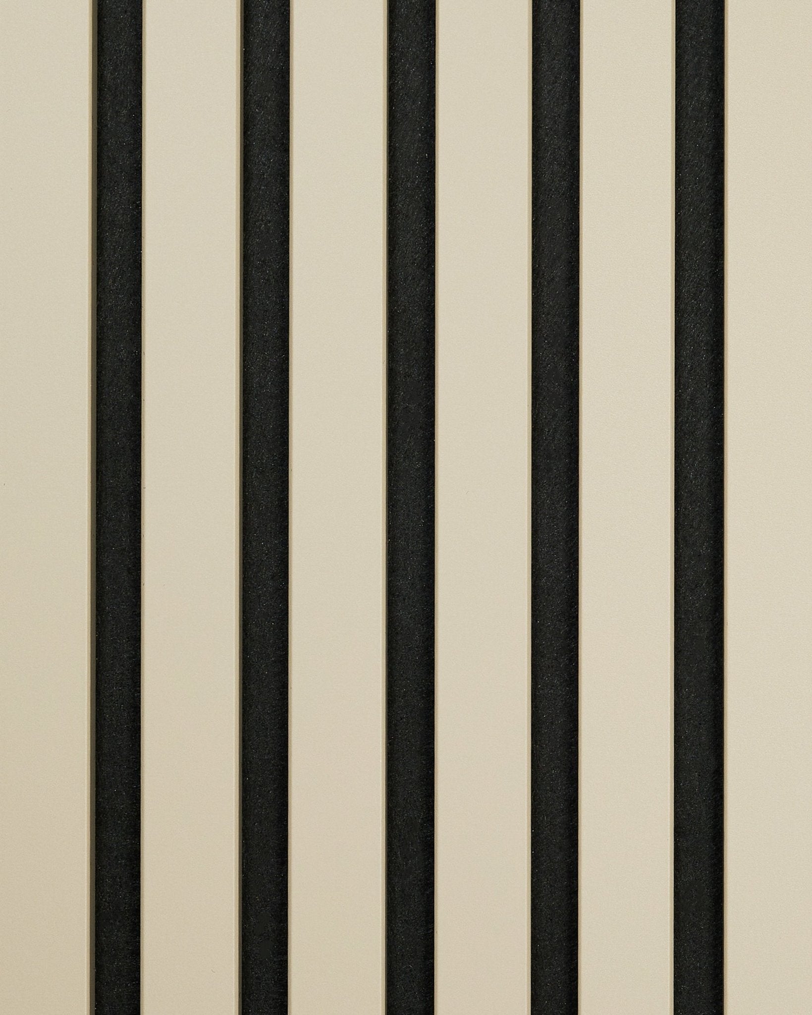 Padrão geométrico minimalista de riscas beige e black no painel acústico de madeira Hue | Sample / Stone da WoodUpp.