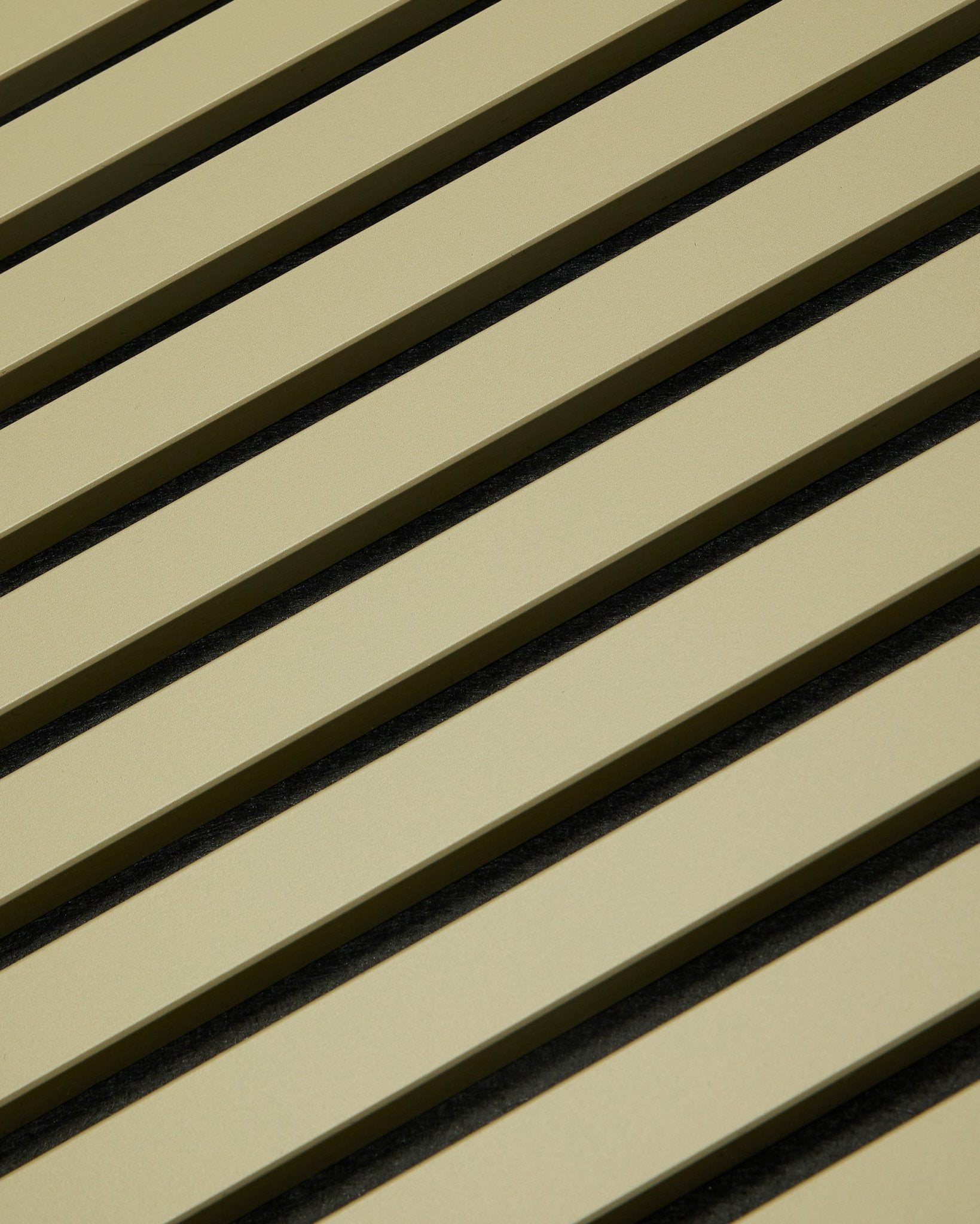 O WoodUpp Hue Akupanel Moss (240 x 60 cm) Painel acústico com ripas de madeira em beige e intervalos escuros, criando um padrão geométrico às riscas para absorção sonora.