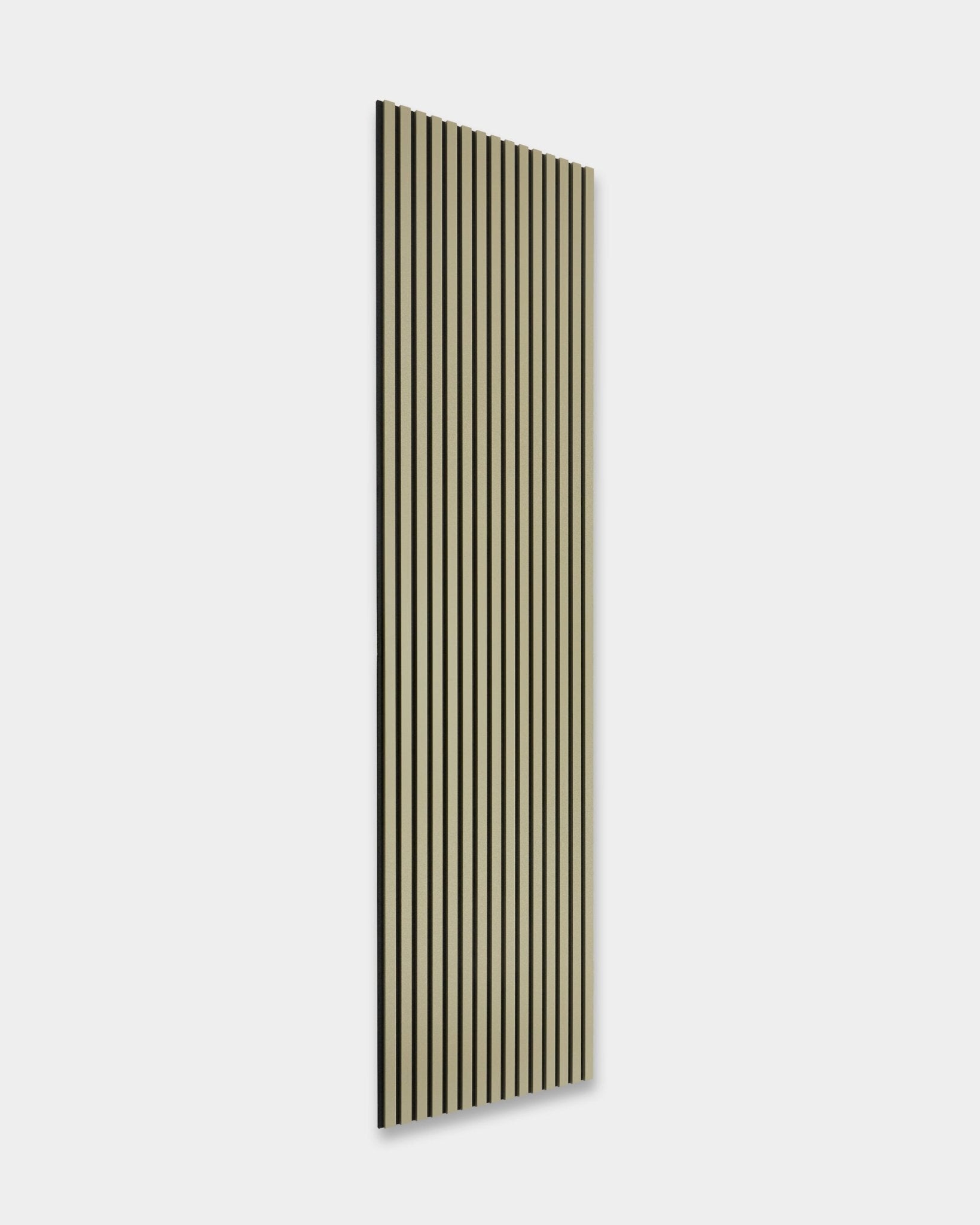 O Hue Akupanel em Moss da WoodUpp, 240x60 cm, apresenta ripas acústicas de madeira em vertical black e beige sobre um fundo cinzento-claro para absorção sonora.