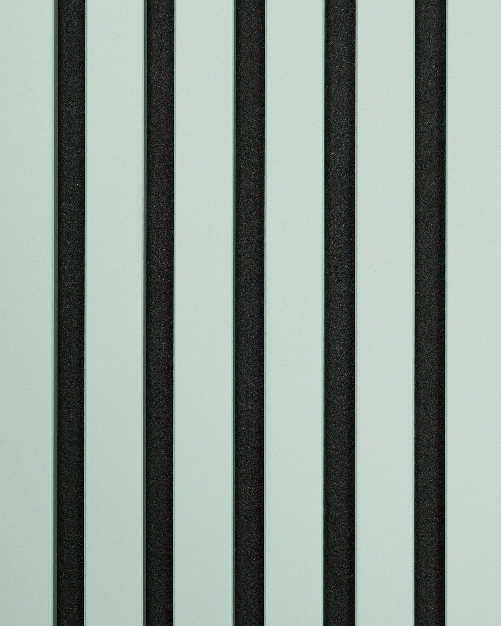 Amostra WoodUpp Hue/Cloud Painel acústico que apresenta riscas alternadas vertical e verde-claro black, para um efeito geométrico simples e marcante.