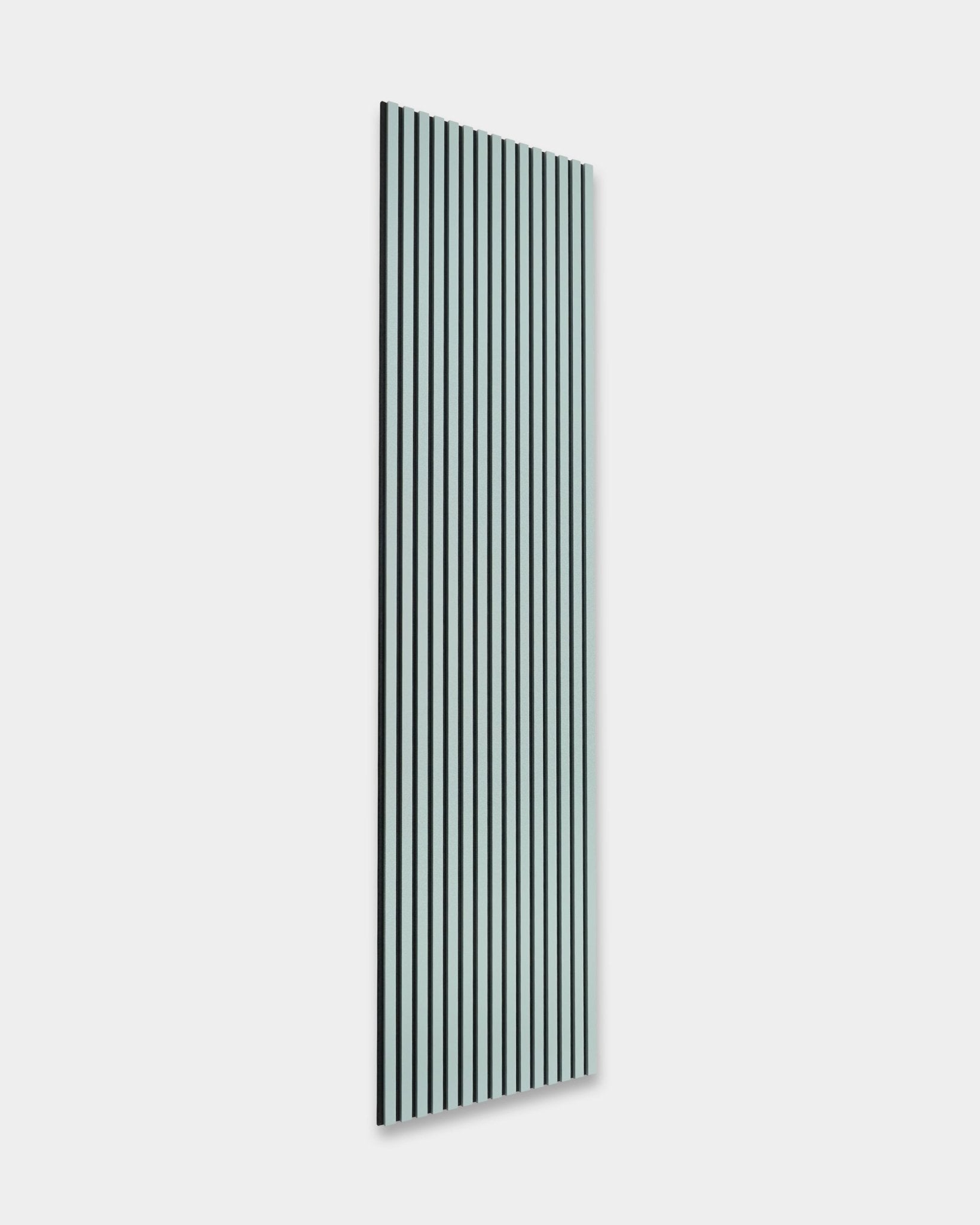 WoodUpp Hue Akupanel em Cloud, 240 x 60 cm, com vertical black e ripas brancas sobre um fundo cinzento-claro para conforto acústico. Design minimalista nórdico.