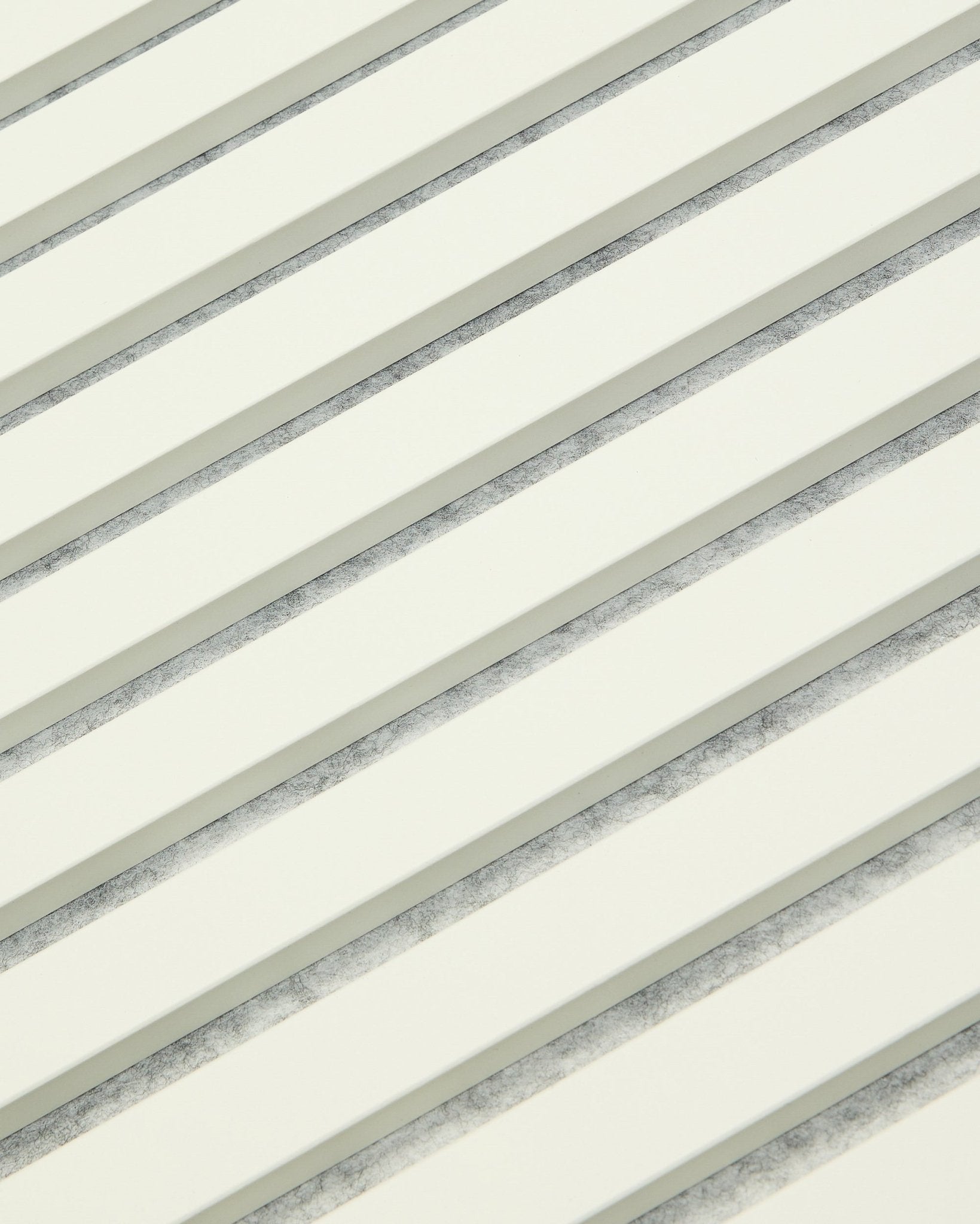 WoodUpp Akupanel Snow (240 x 60 cm) é um Painel acústico branco com ripas uniformemente espaçadas e sombras cinzentas subtis, concebido para interiores nórdicos modernos.