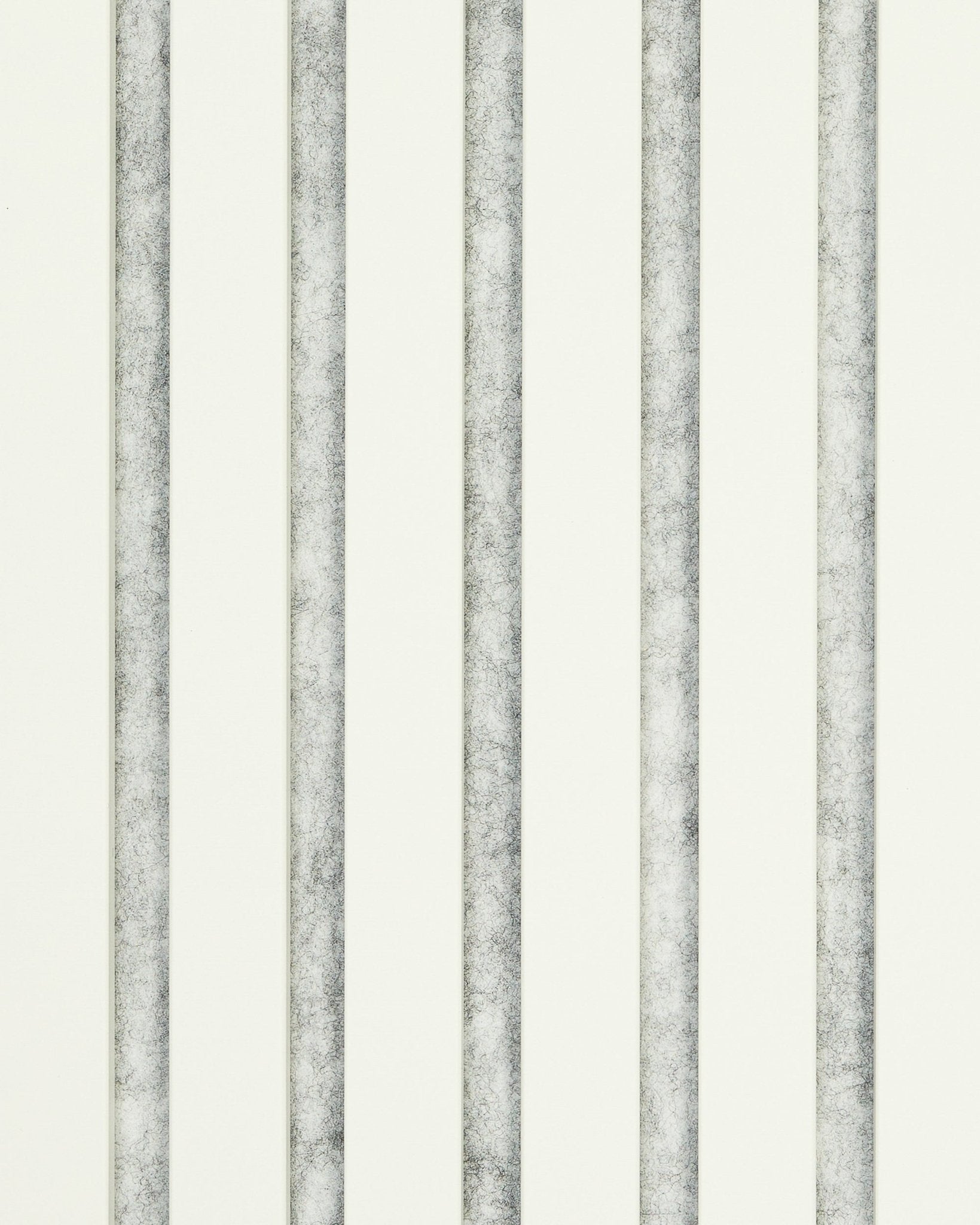 O Hue | Sample / Snow Painel acústico da WoodUpp apresenta vertical riscas cinzentas e brancas sobre um fundo claro, para um design minimalista de inspiração nórdica.
