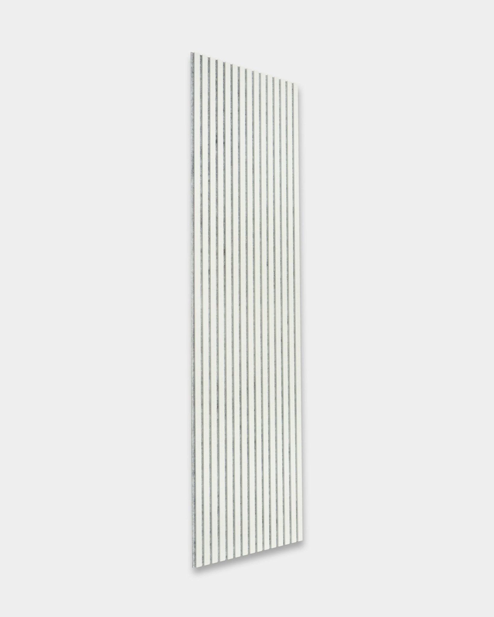 Akupanel Snow da WoodUpp, um painel acústico ripado branco com ranhuras black (240 x 60 cm), montado numa parede cinzento-claro para melhorar o som.