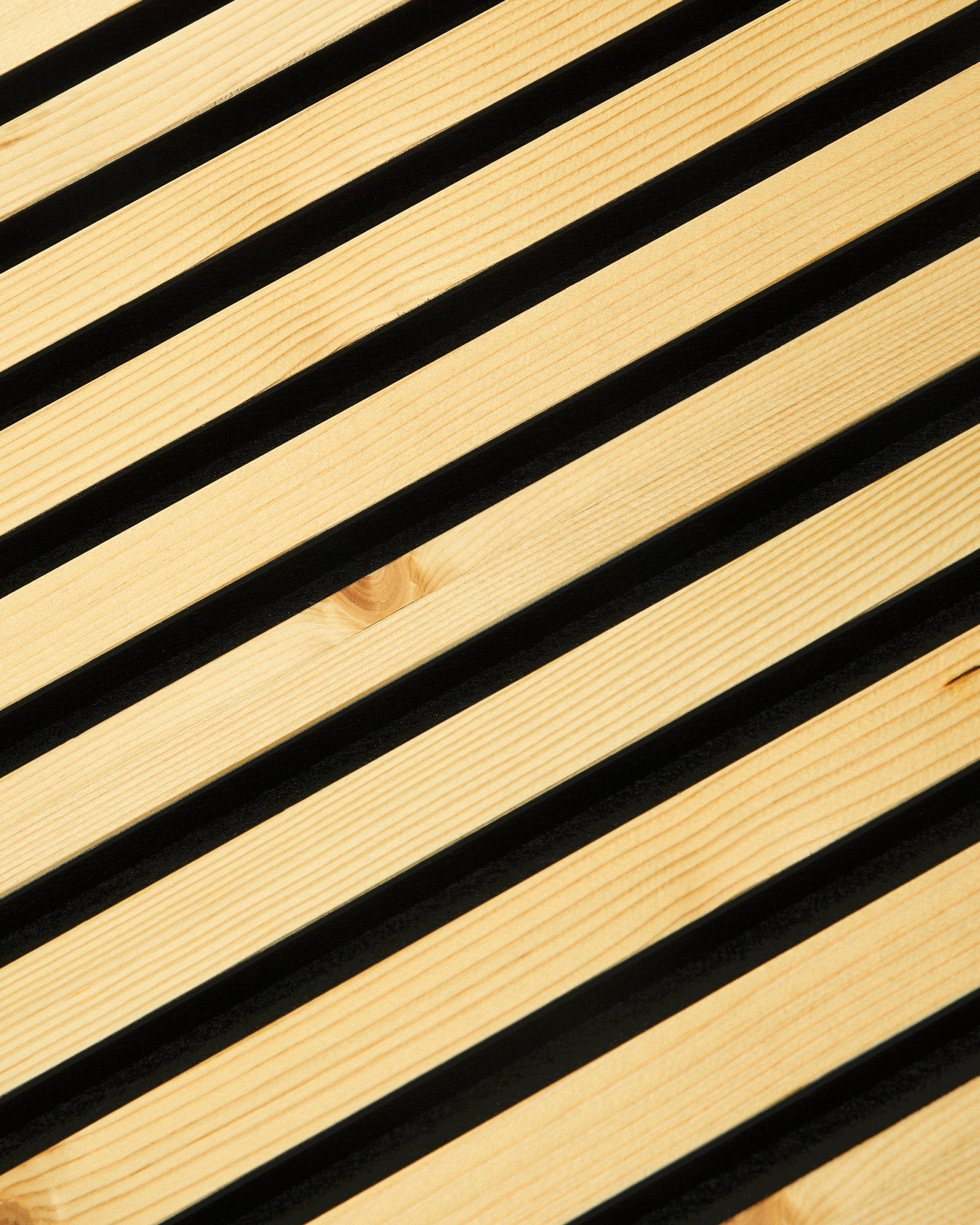 Close-up do WoodUpp Akupanel Rustic | Alp, Painel acústico de 240 x 60 cm com ripas de madeira diagonais, intervalos escuros e design escandinavo minimalista.