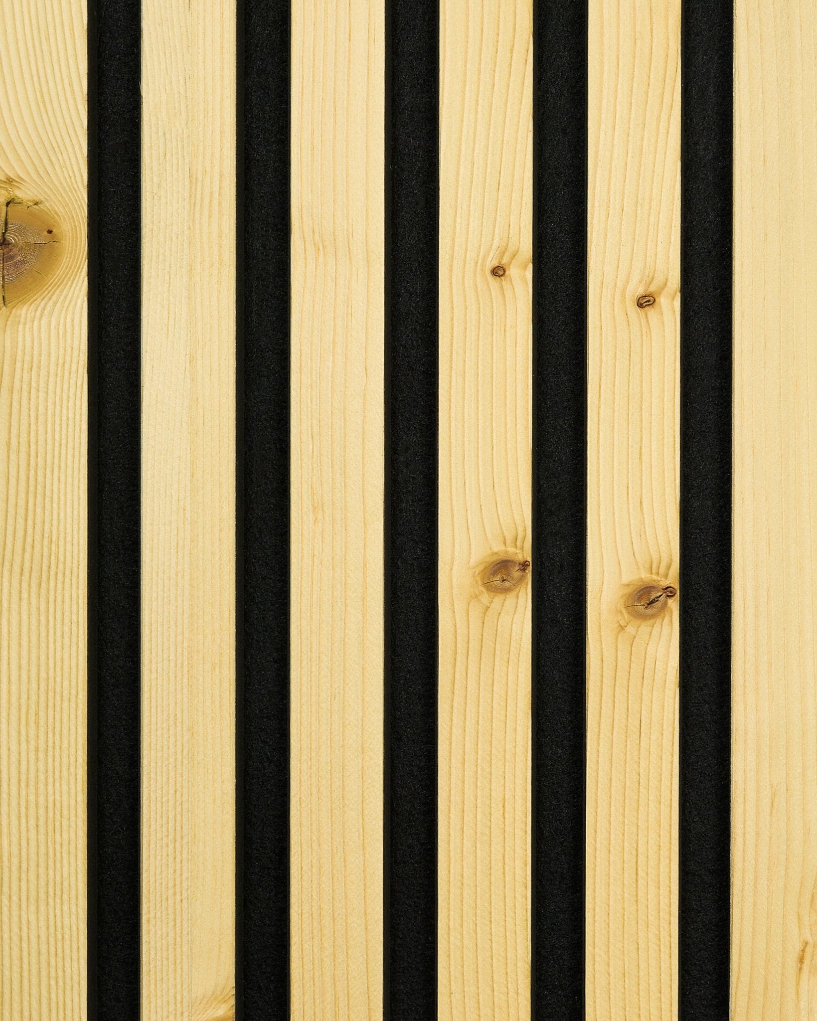 Plano aproximado da amostra WoodUpp Akupanel no acabamento Rustic Alp, com vertical black ranhuras a separar ripas de madeira clara, para um design nórdico Painel acústico.