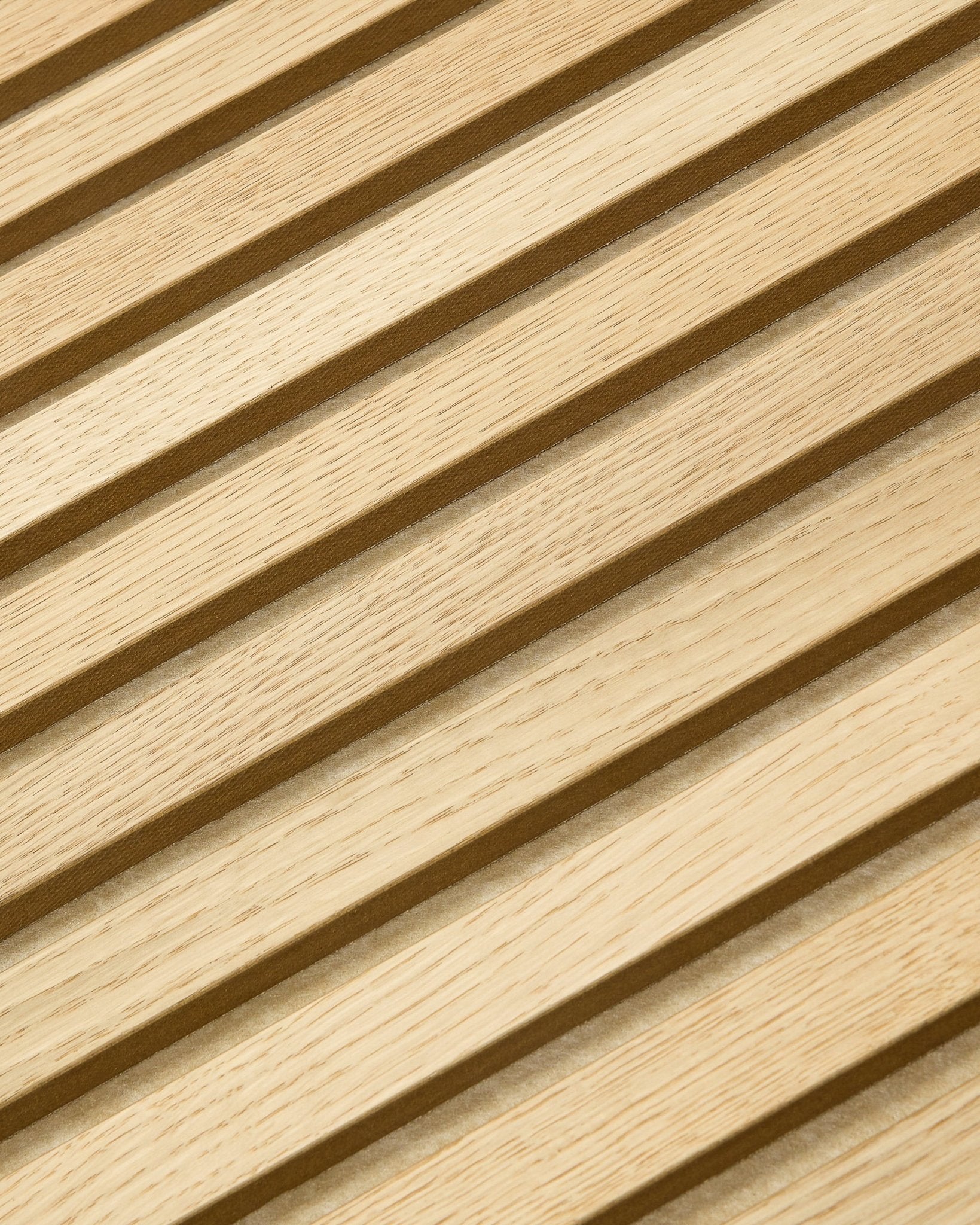 Plano aproximado do WoodUpp Akupanel Tonal em Carvalho Classic, 240 x 60 cm, com ripas acústicas diagonais em madeira clara e um padrão às riscas nórdico.