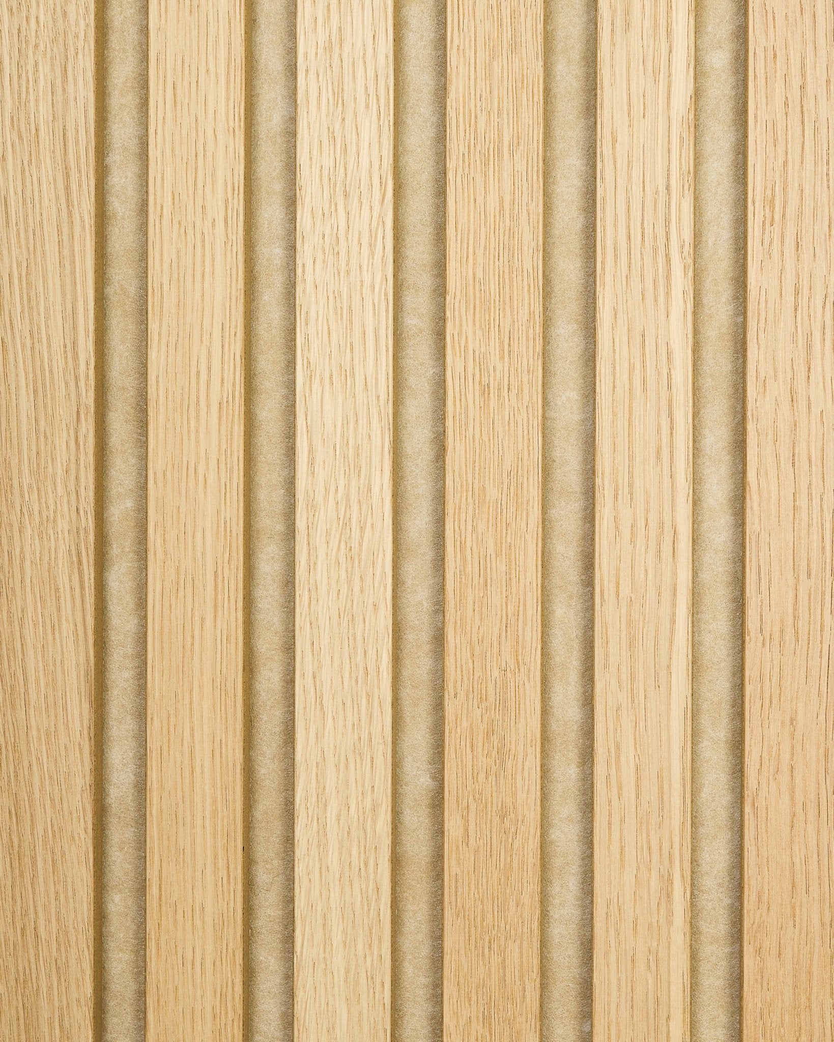 Amostra de Akupanel em Classic Oak com suporte em feltro beige, com ripas acústicas de madeira em carvalho claro e ranhuras vertical para uma superfície às riscas e texturada.