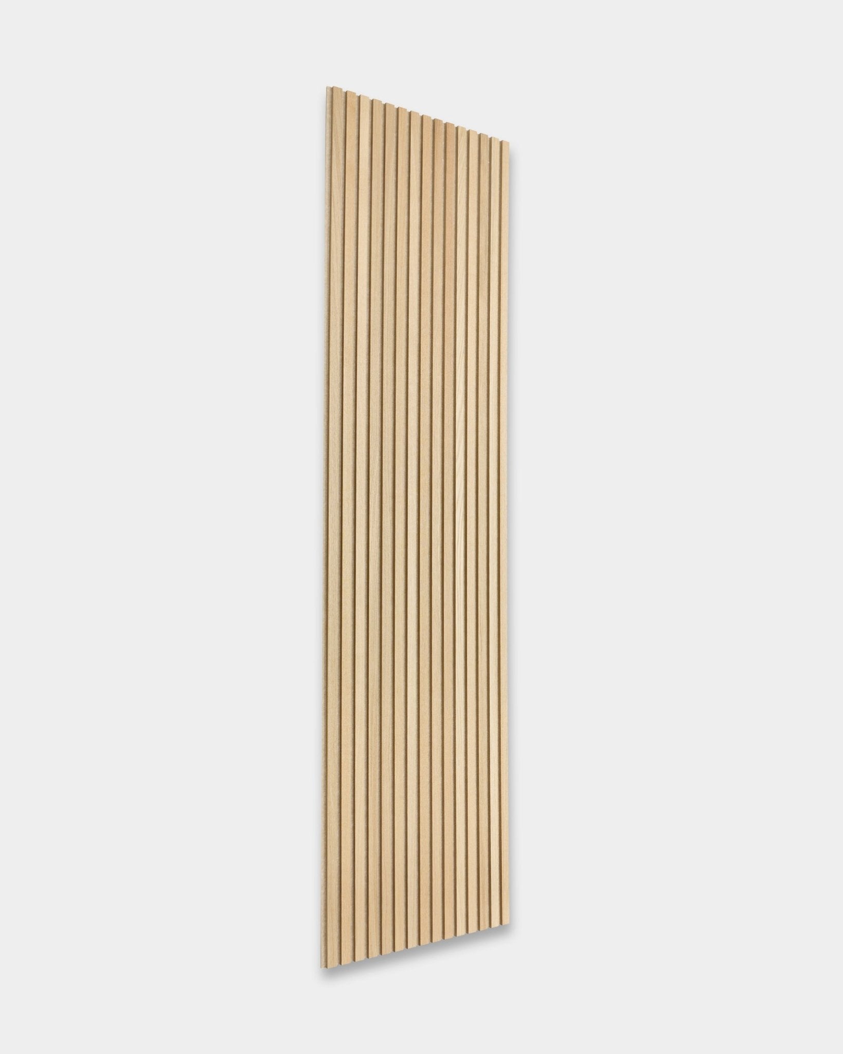 WoodUpp Akupanel em Carvalho Classic, 240 x 60 cm, apresenta ripas vertical e um acabamento natural wood para absorção acústica e design escandinavo.