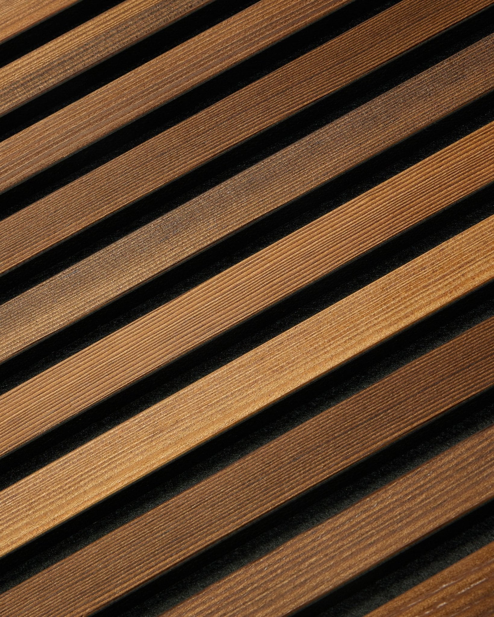 O WoodUpp Akupanel Rustic em Smoked Larch (240x60 cm) apresenta ripas acústicas diagonais brown que criam um visual nórdico às riscas, com detalhes subtis em sombra.