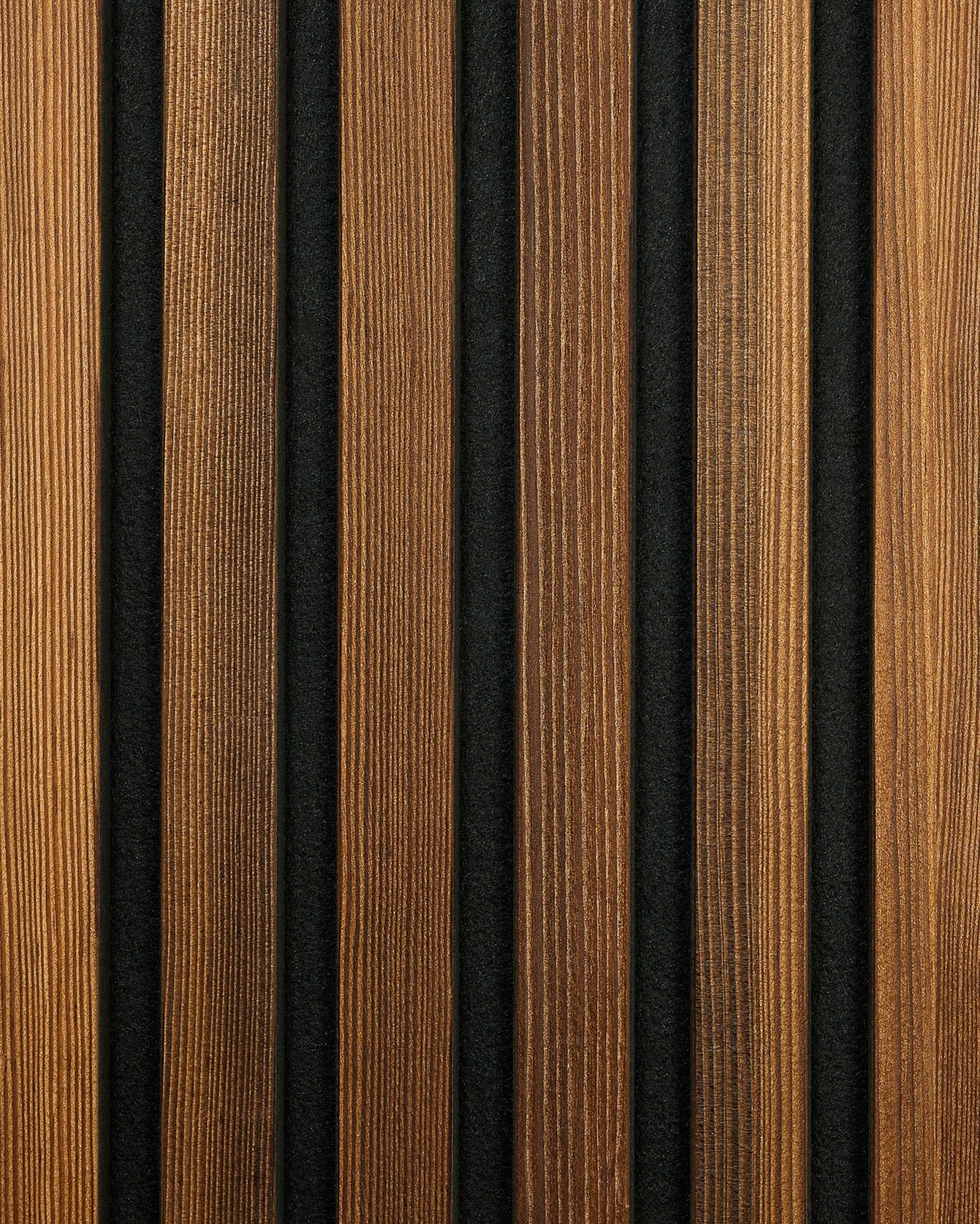 Amostra WoodUpp Akupanel Rustic em Smoked Larch, com ripas acústicas de madeira vertical com veio natural e ranhuras black, destacando um design nórdico.
