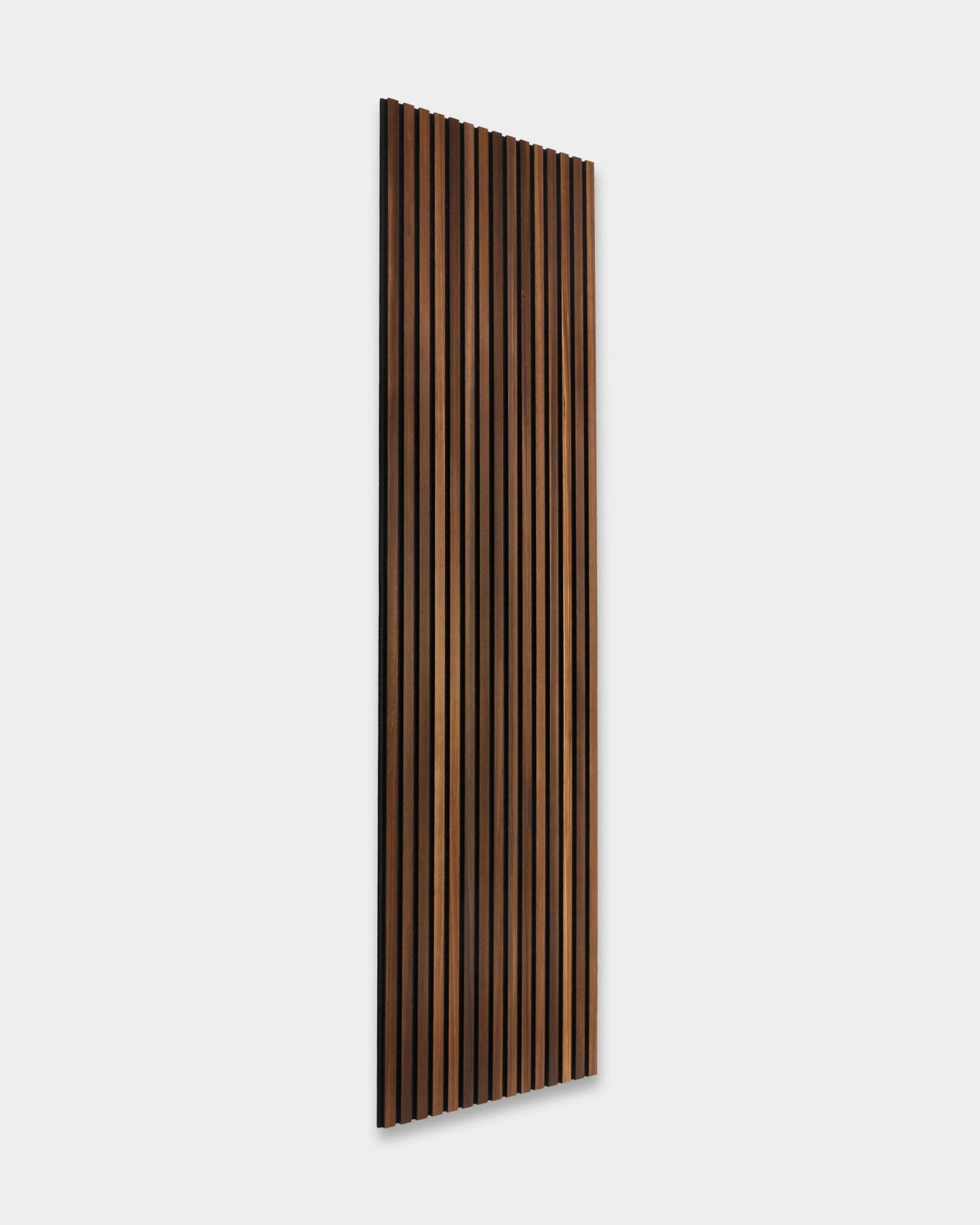 WoodUpp Rustic Akupanel, um painel em larício fumado de 300x60 cm com ripas vertical, apresenta um design escandinavo minimalista para instalação na parede.